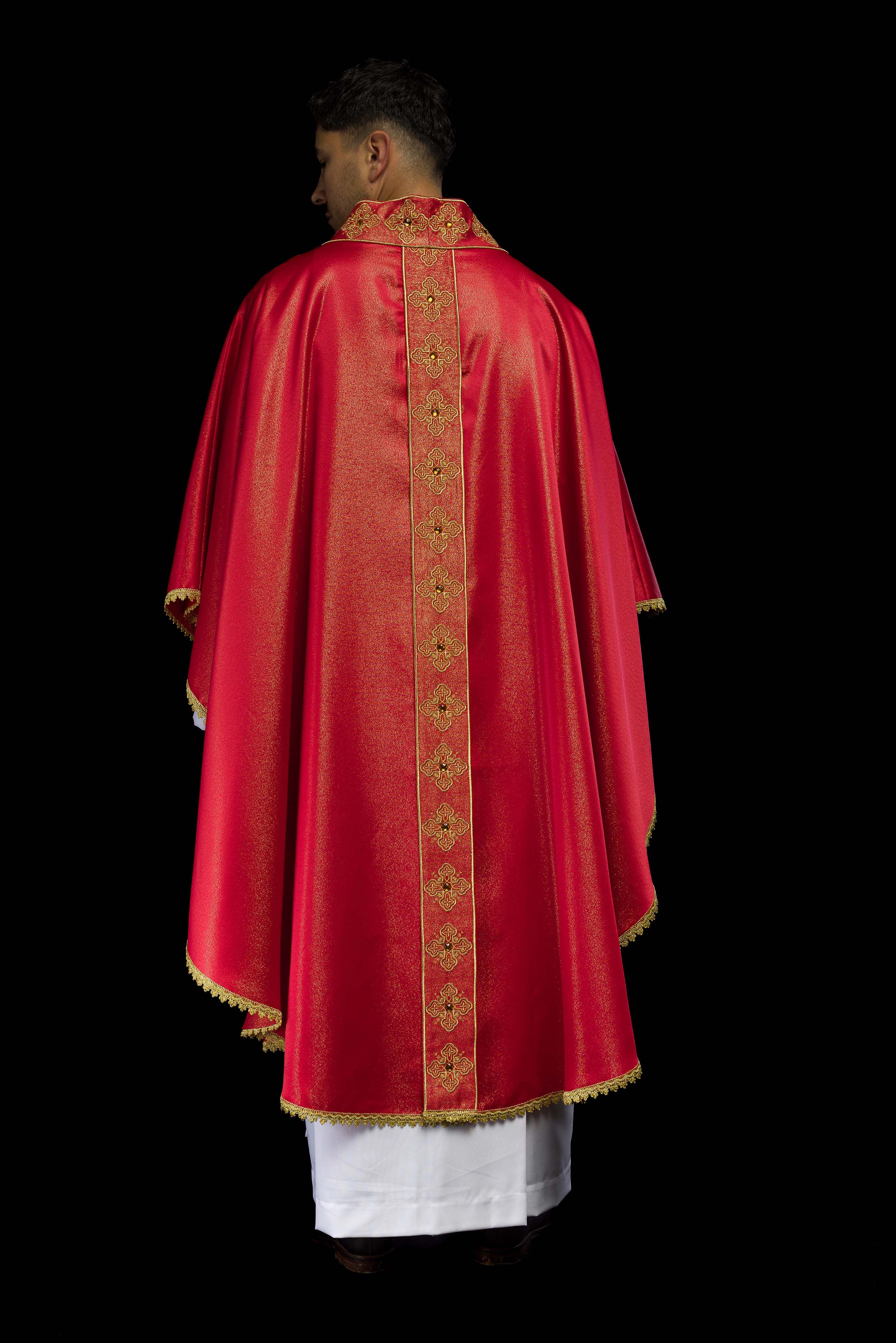 Casulla roja con cinturón bordado y cuello decorado con piedras