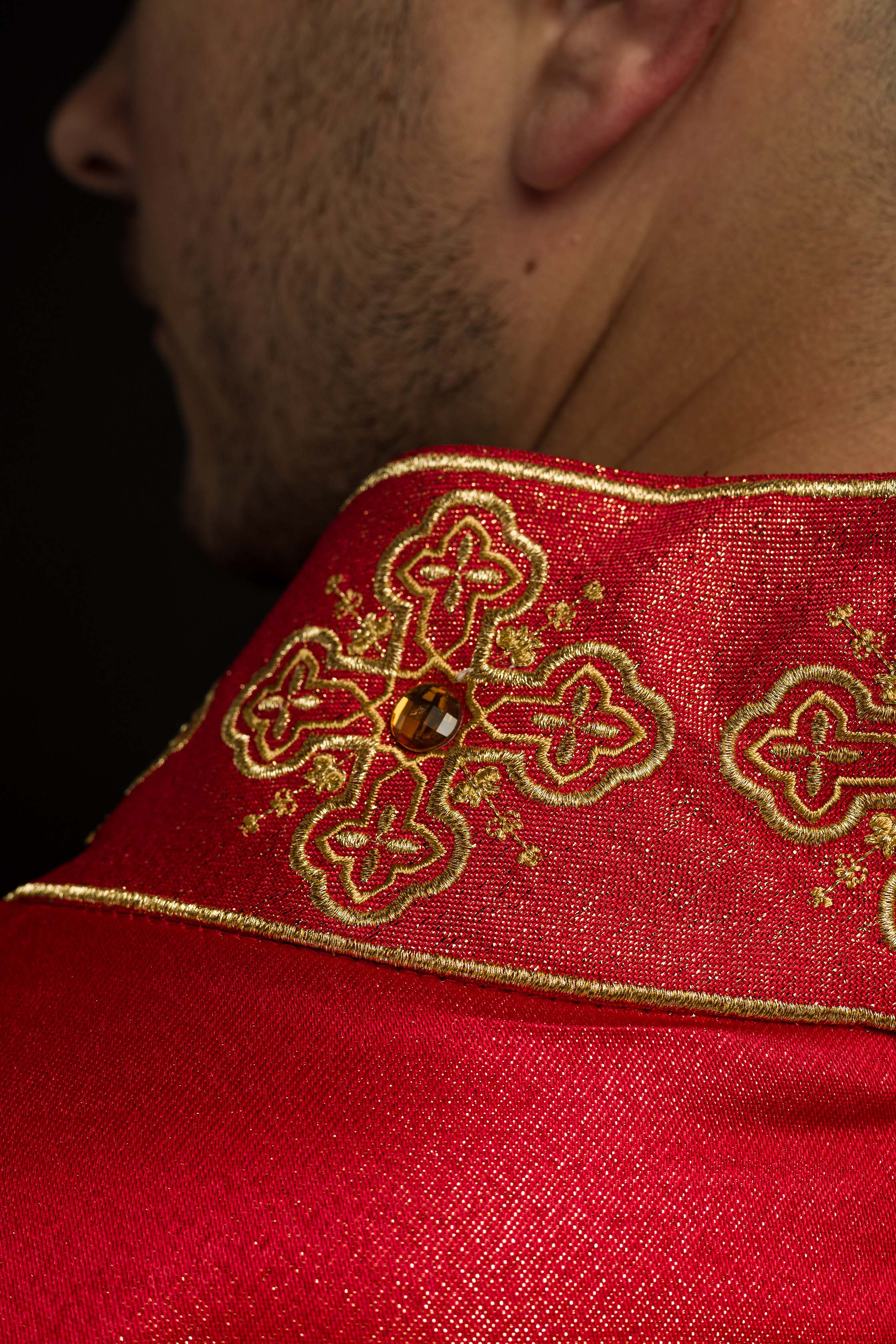 Casulla roja con cinturón bordado y cuello decorado con piedras