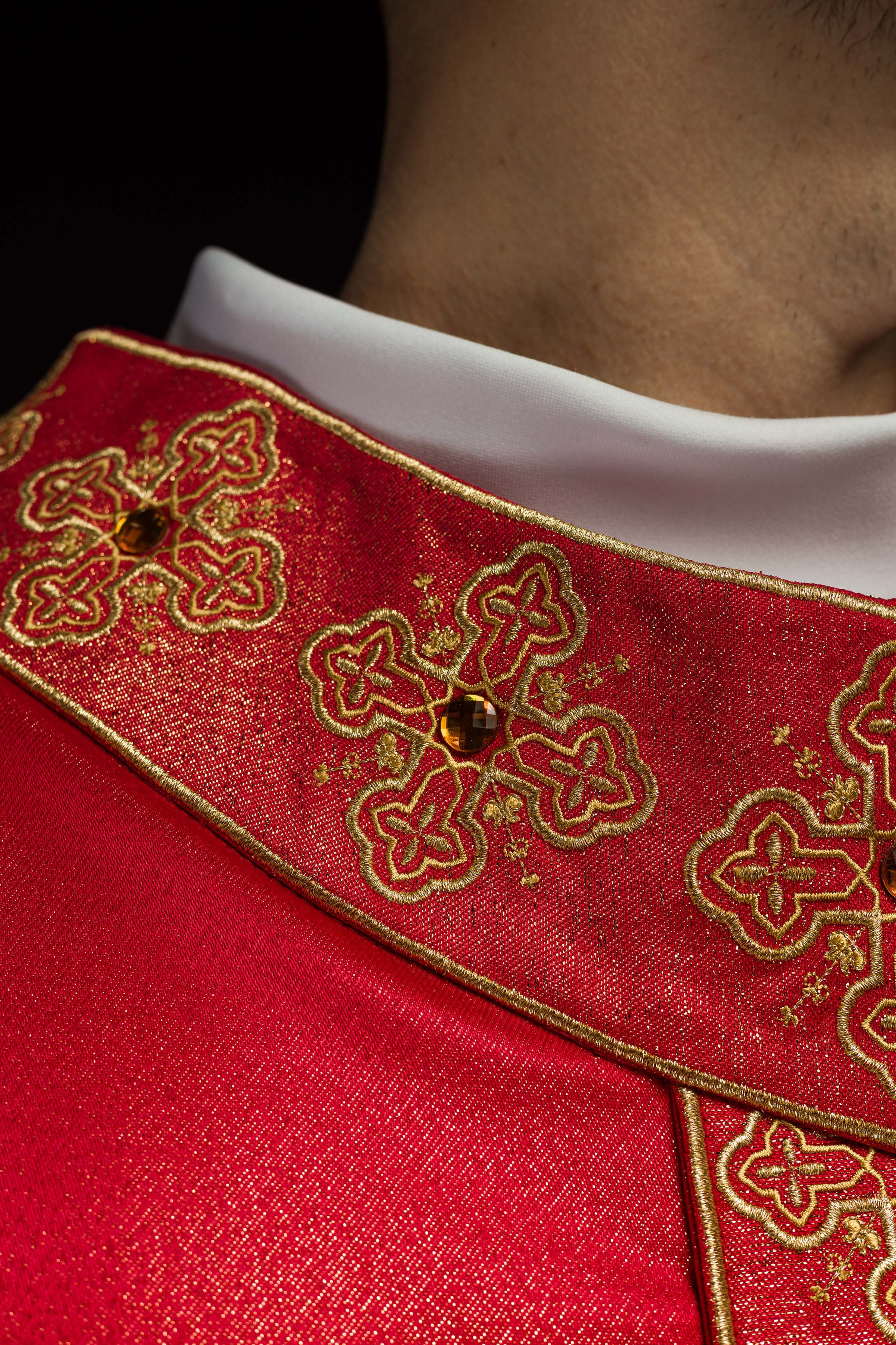Casulla roja con cinturón bordado y cuello decorado con piedras
