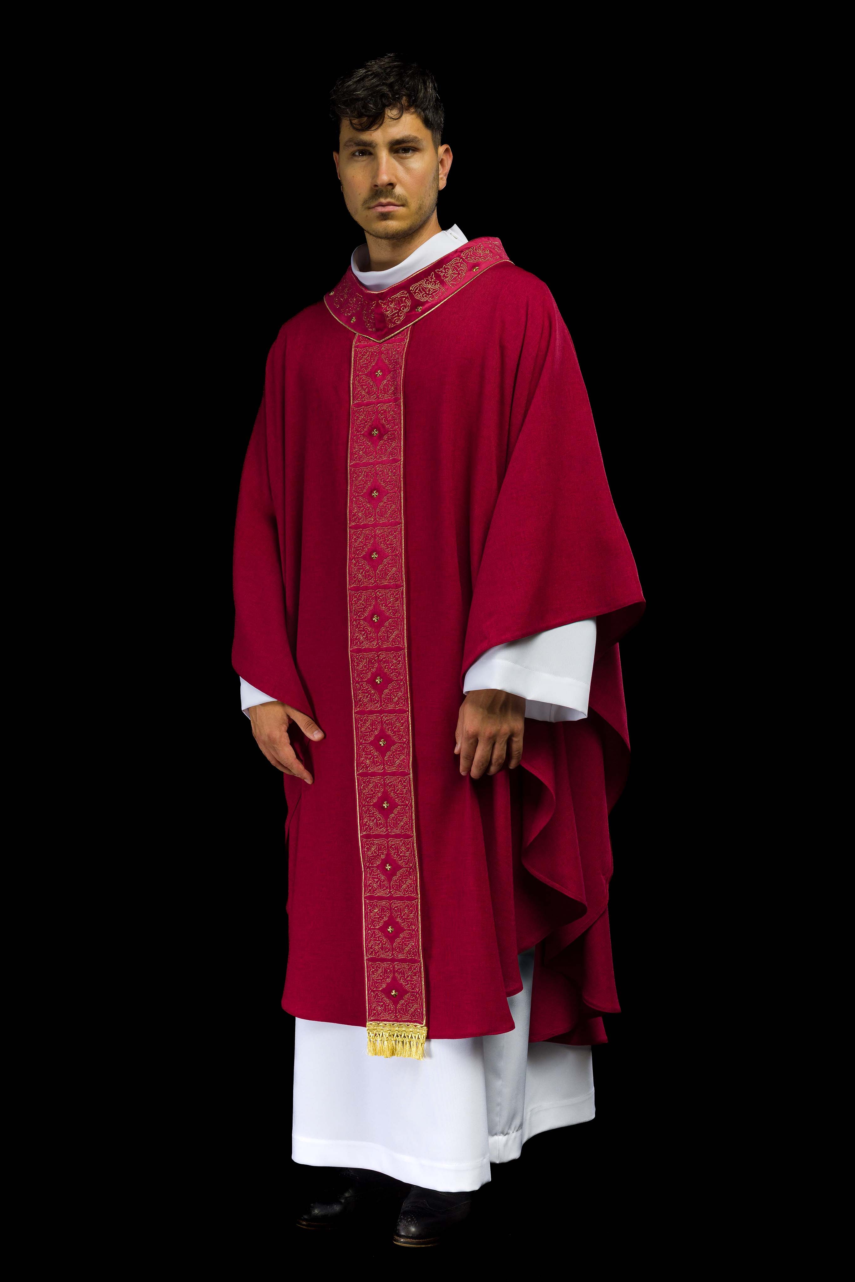 Casulla con cinturón y cuello ricamente bordados en rojo