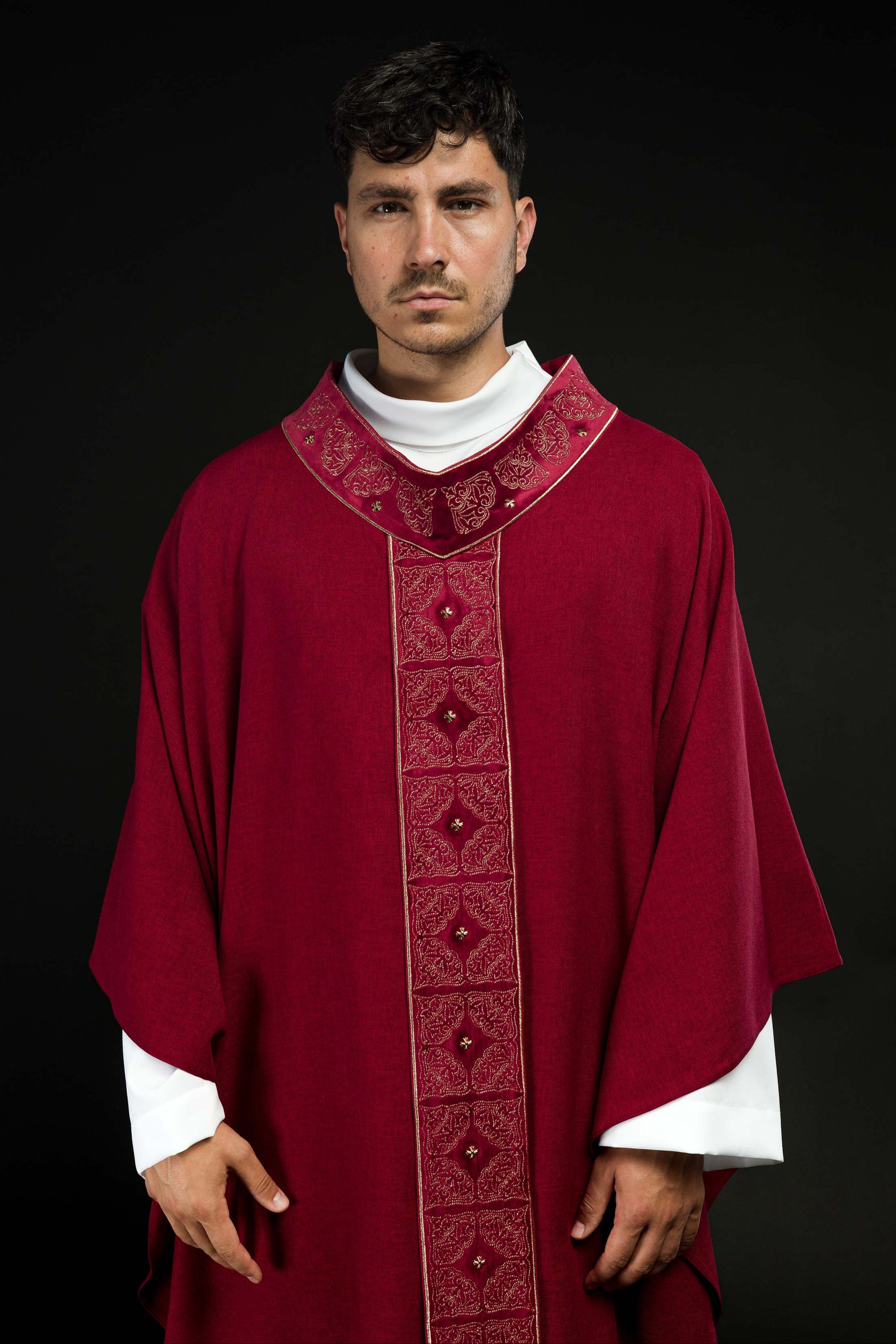 Casulla con cinturón y cuello ricamente bordados en rojo