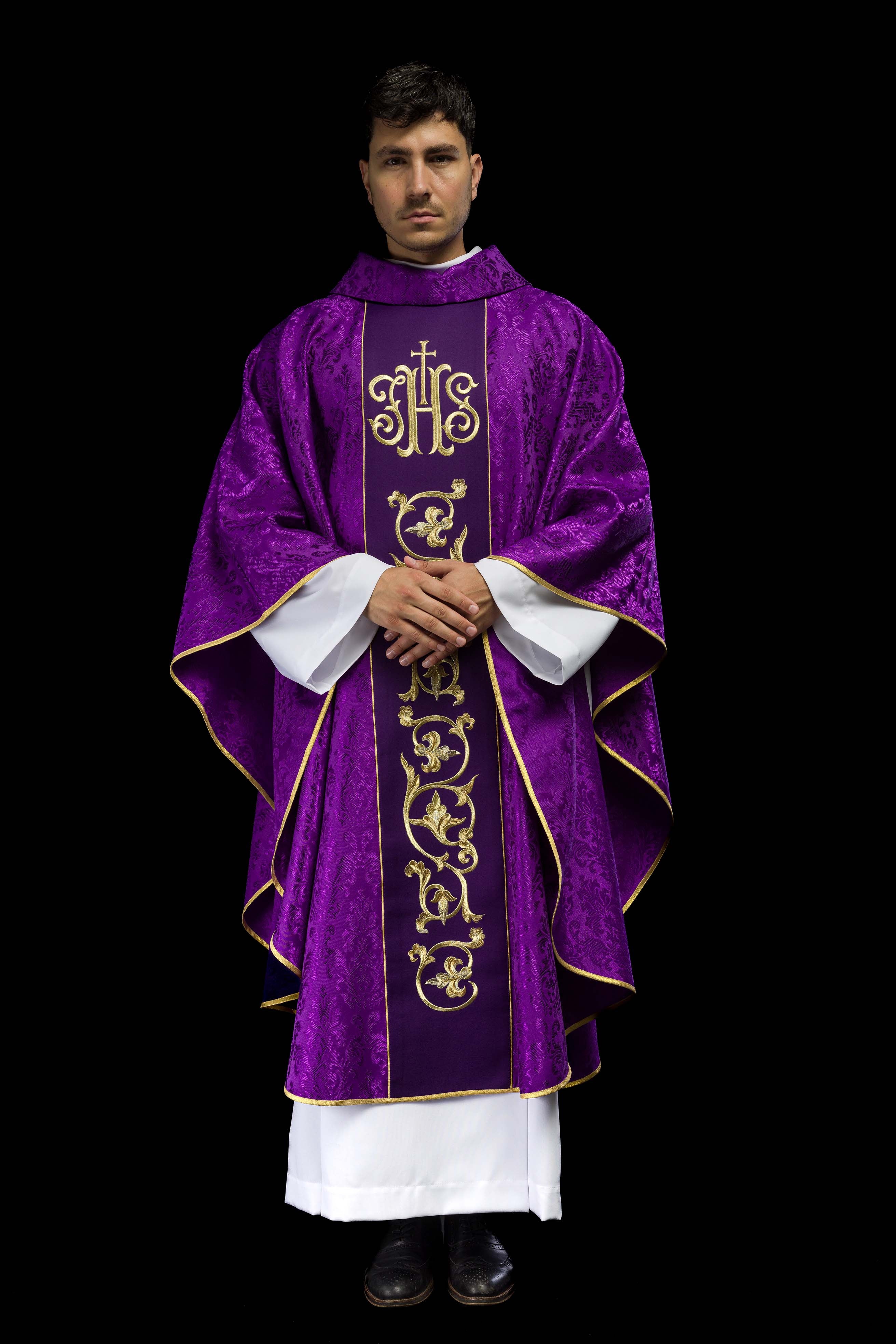 Casulla litúrgica morada con cinturón IHS ricamente decorado