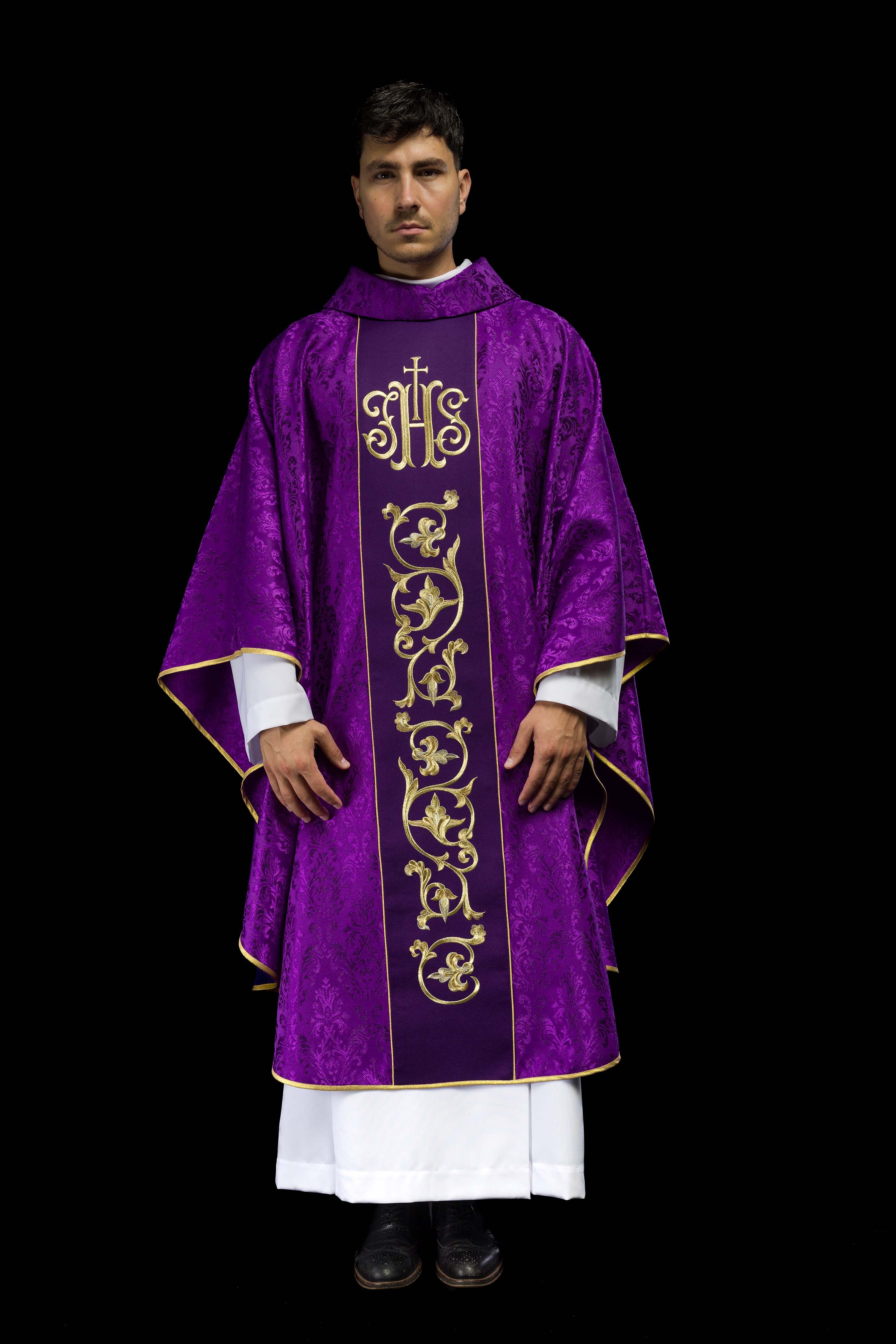 Casulla litúrgica morada con cinturón IHS ricamente decorado