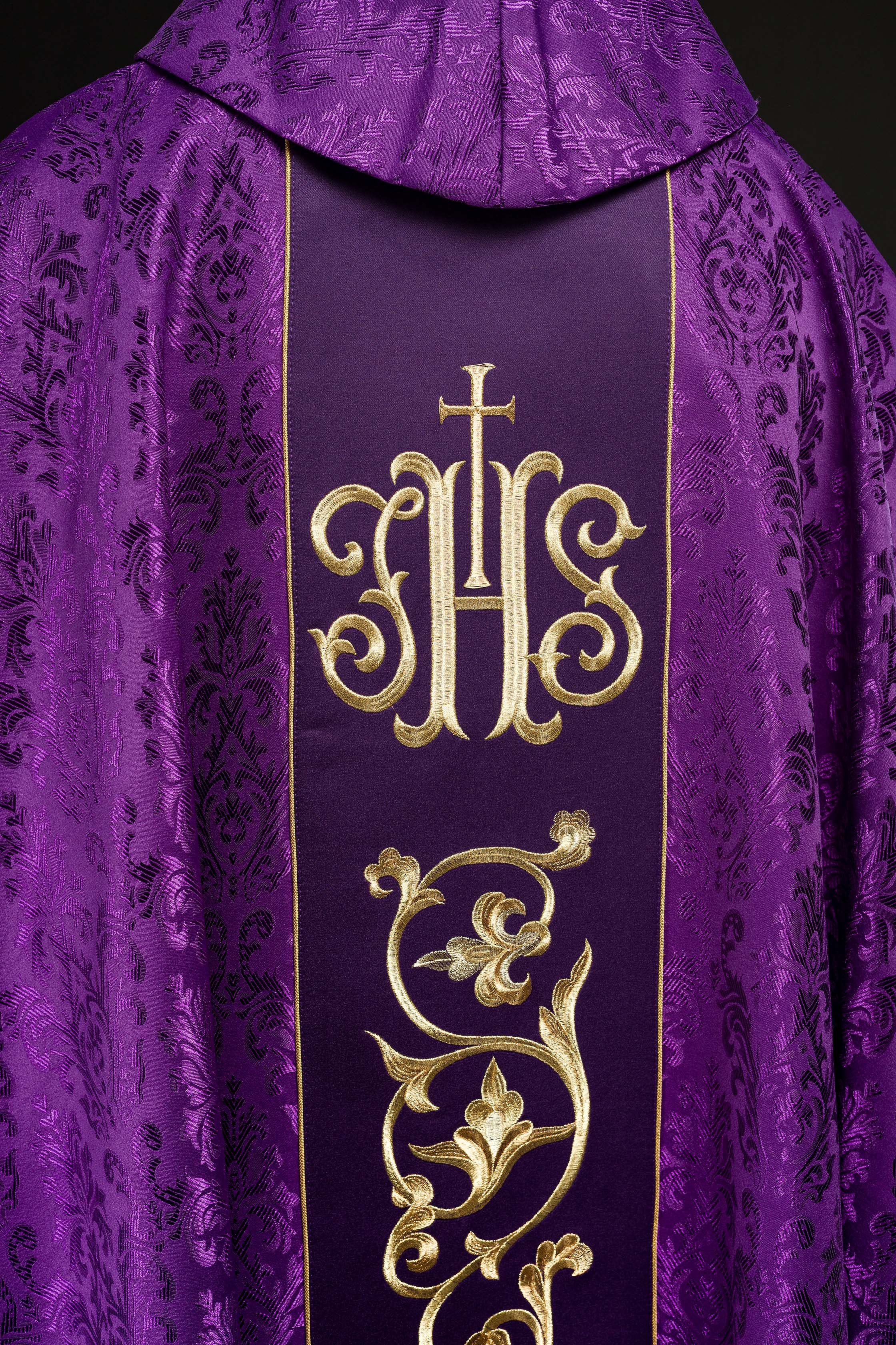 Casulla litúrgica morada con cinturón IHS ricamente decorado