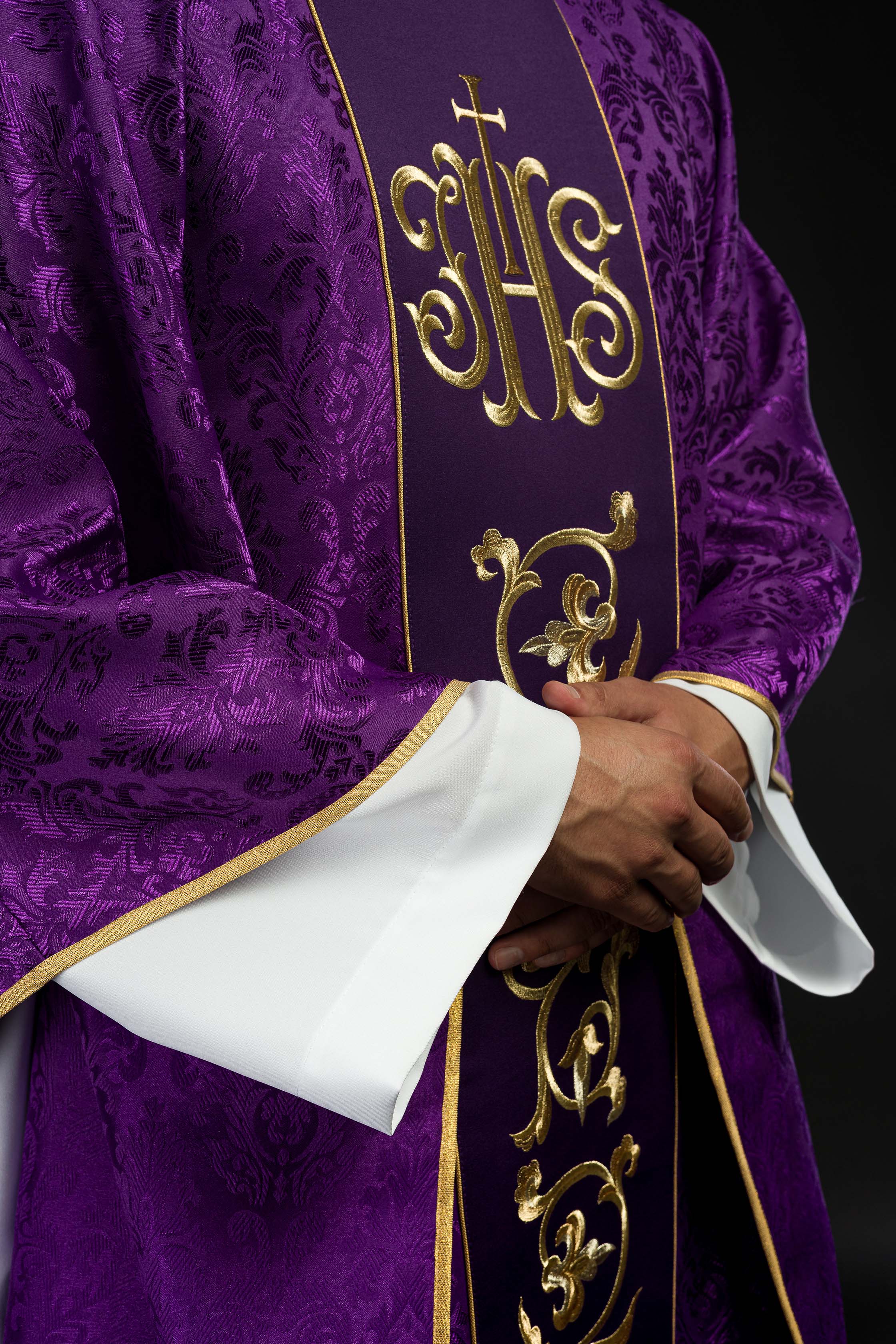 Casulla litúrgica morada con cinturón IHS ricamente decorado