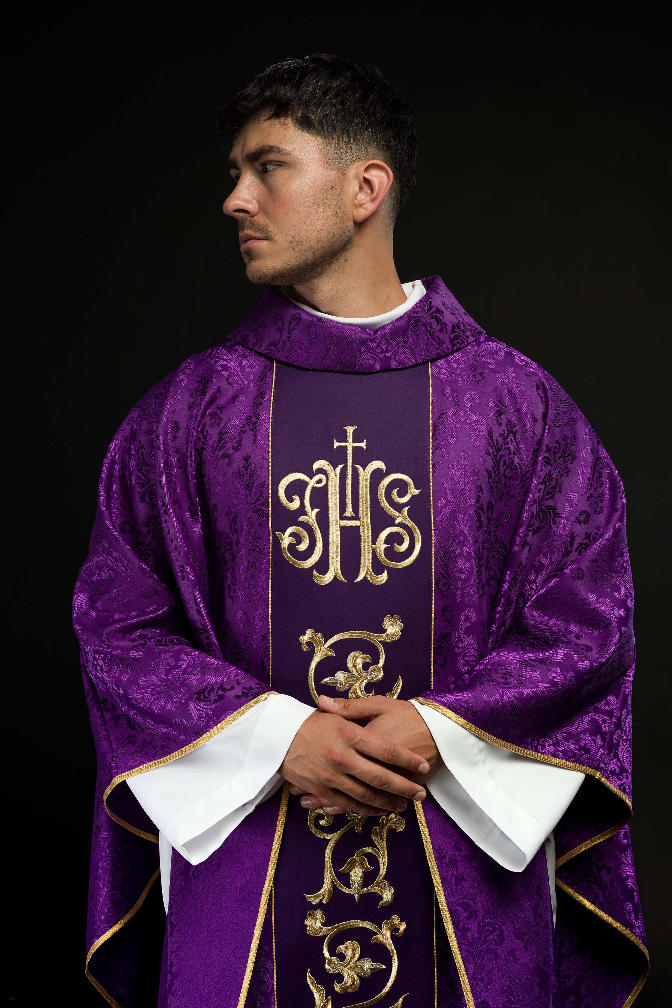 Casulla litúrgica morada con cinturón IHS ricamente decorado