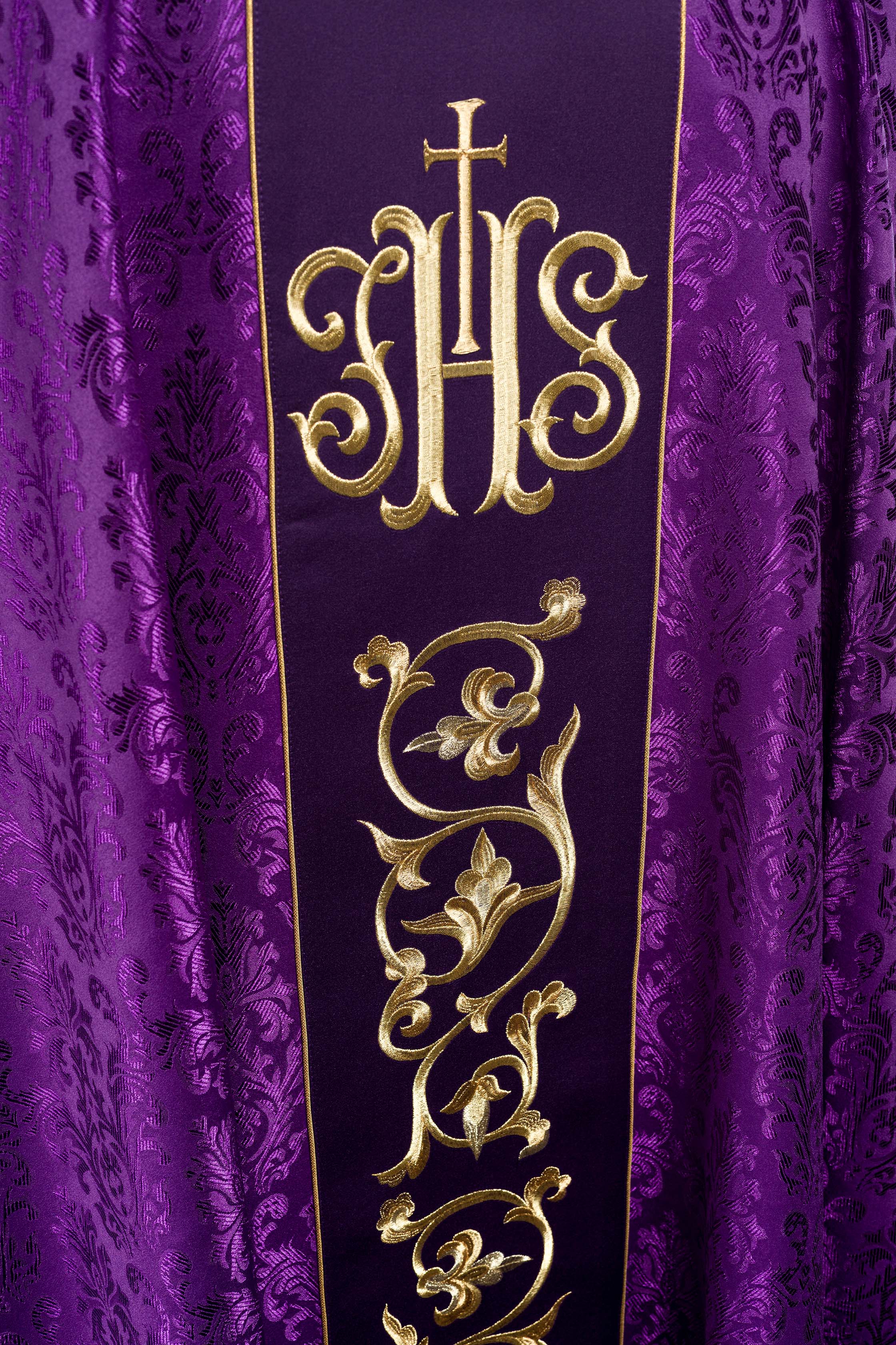 Casulla litúrgica morada con cinturón IHS ricamente decorado