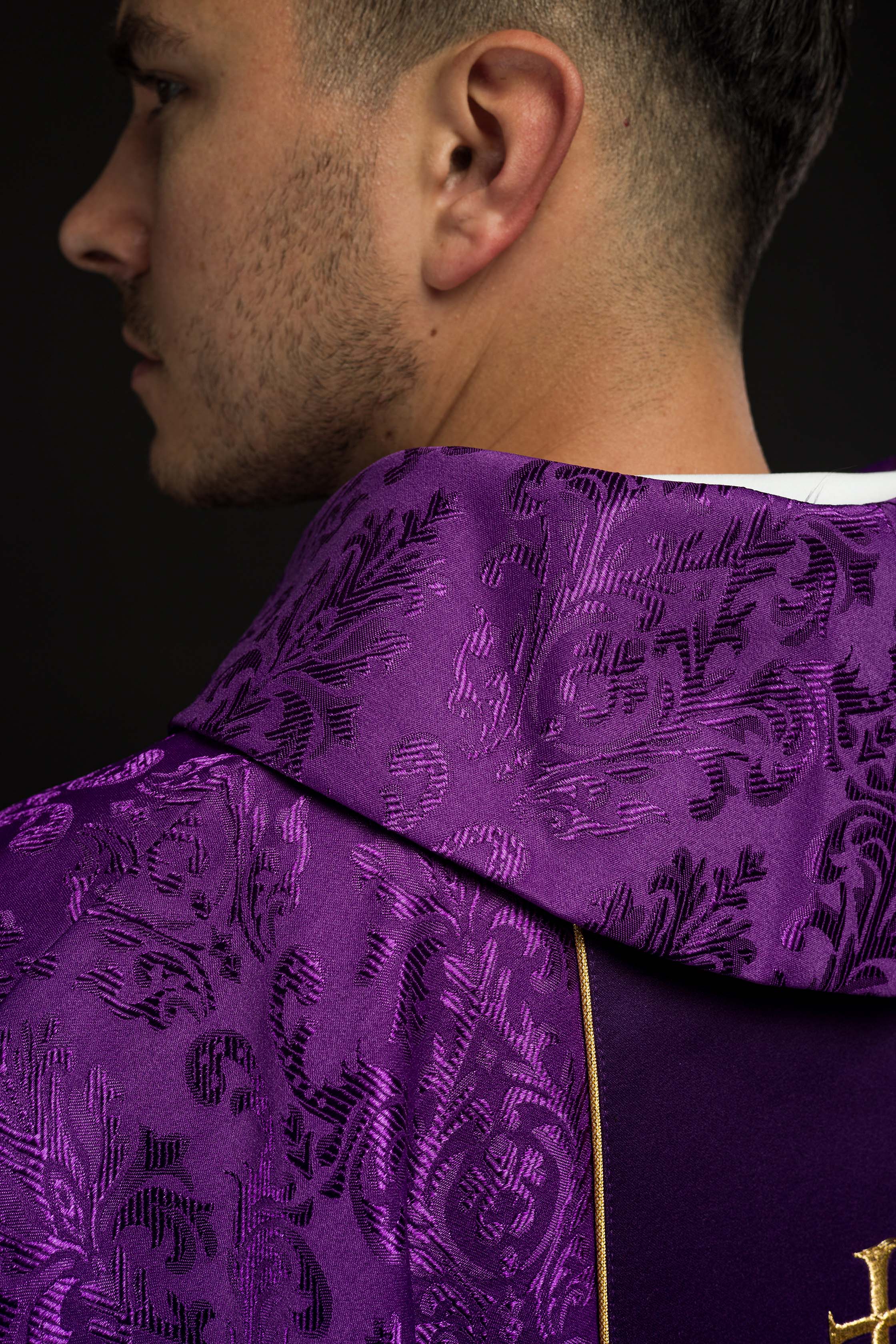 Casulla litúrgica morada con cinturón IHS ricamente decorado