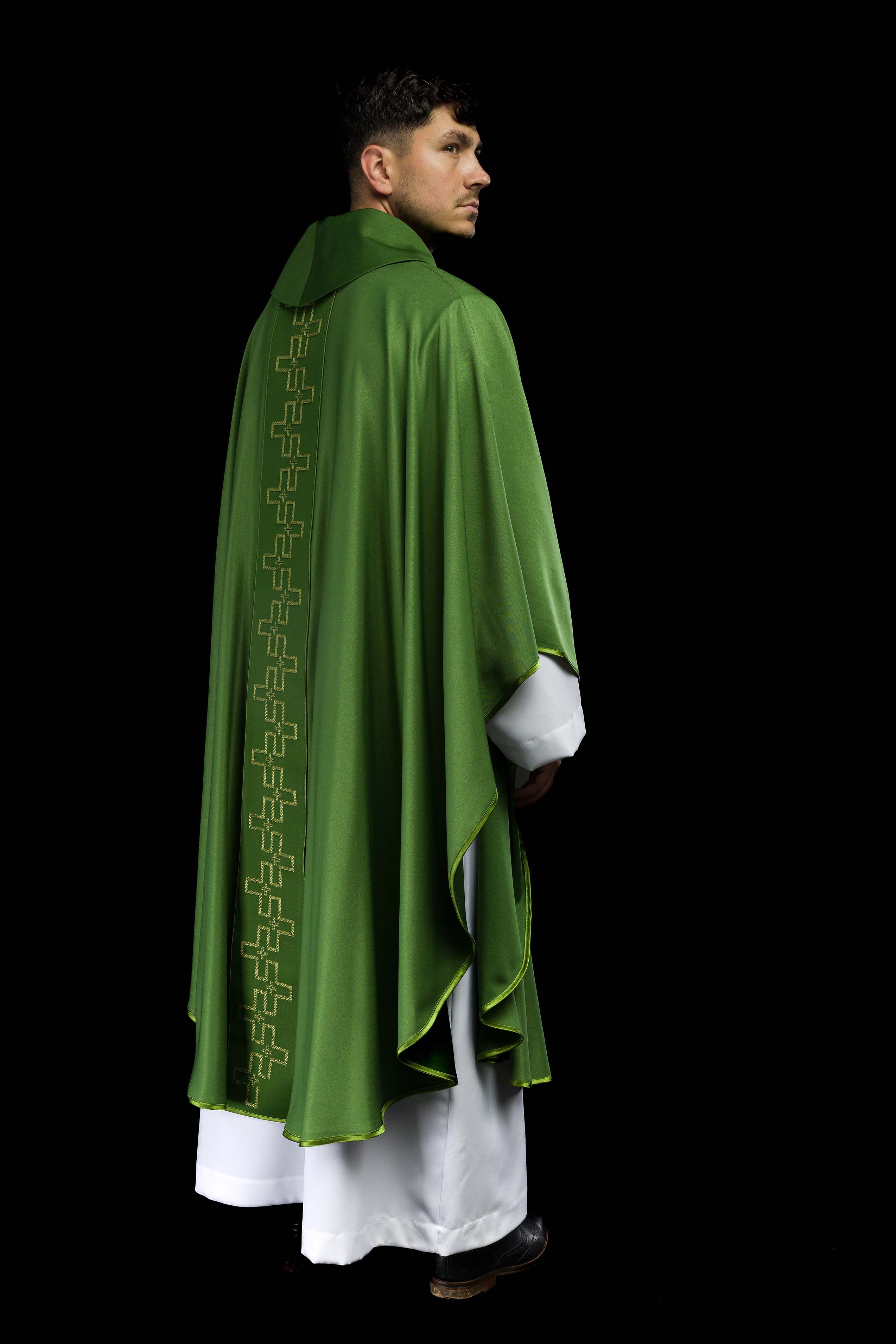 Casulla con cinturón ricamente bordado en cruz de color verde