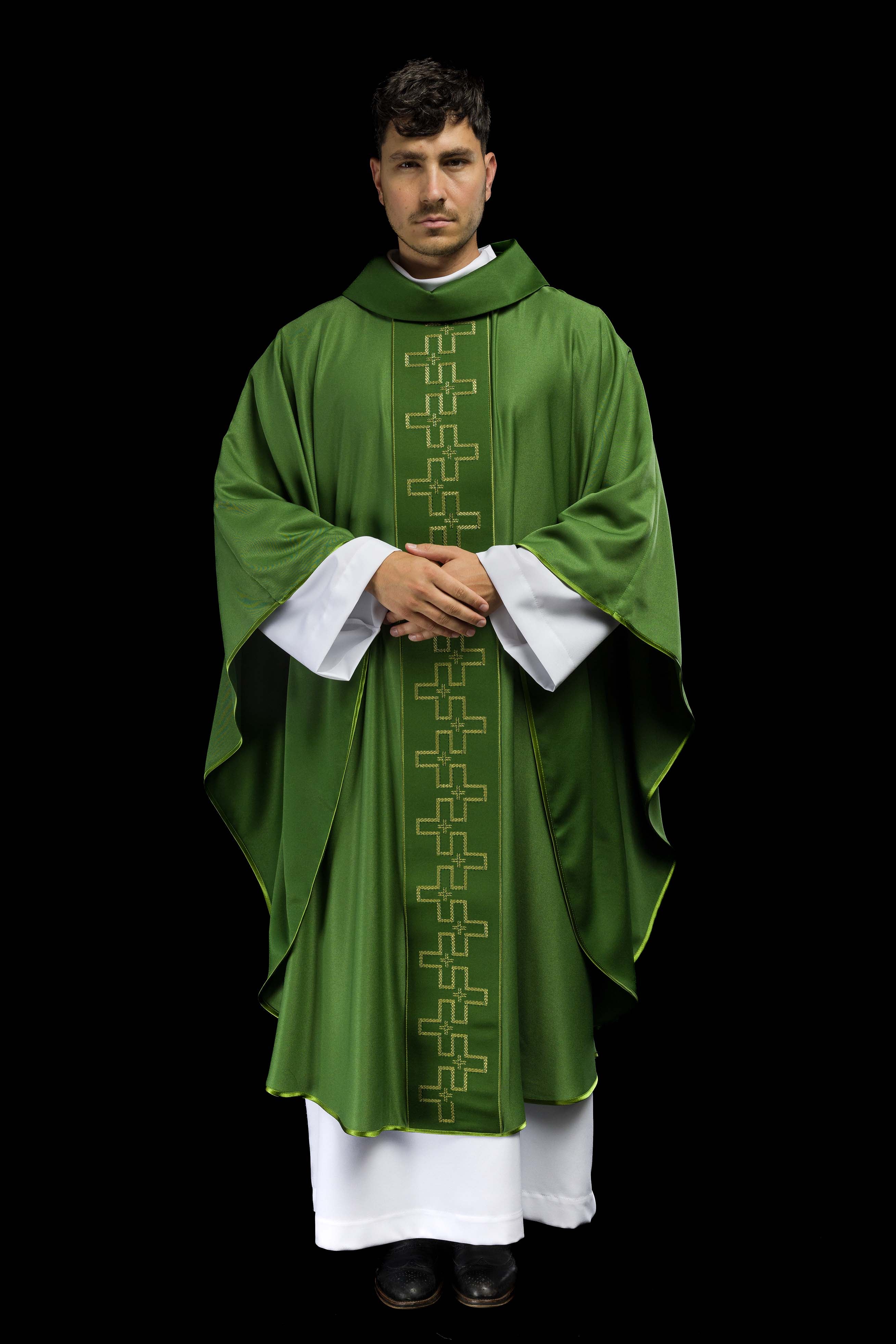 Casulla con cinturón ricamente bordado en cruz de color verde