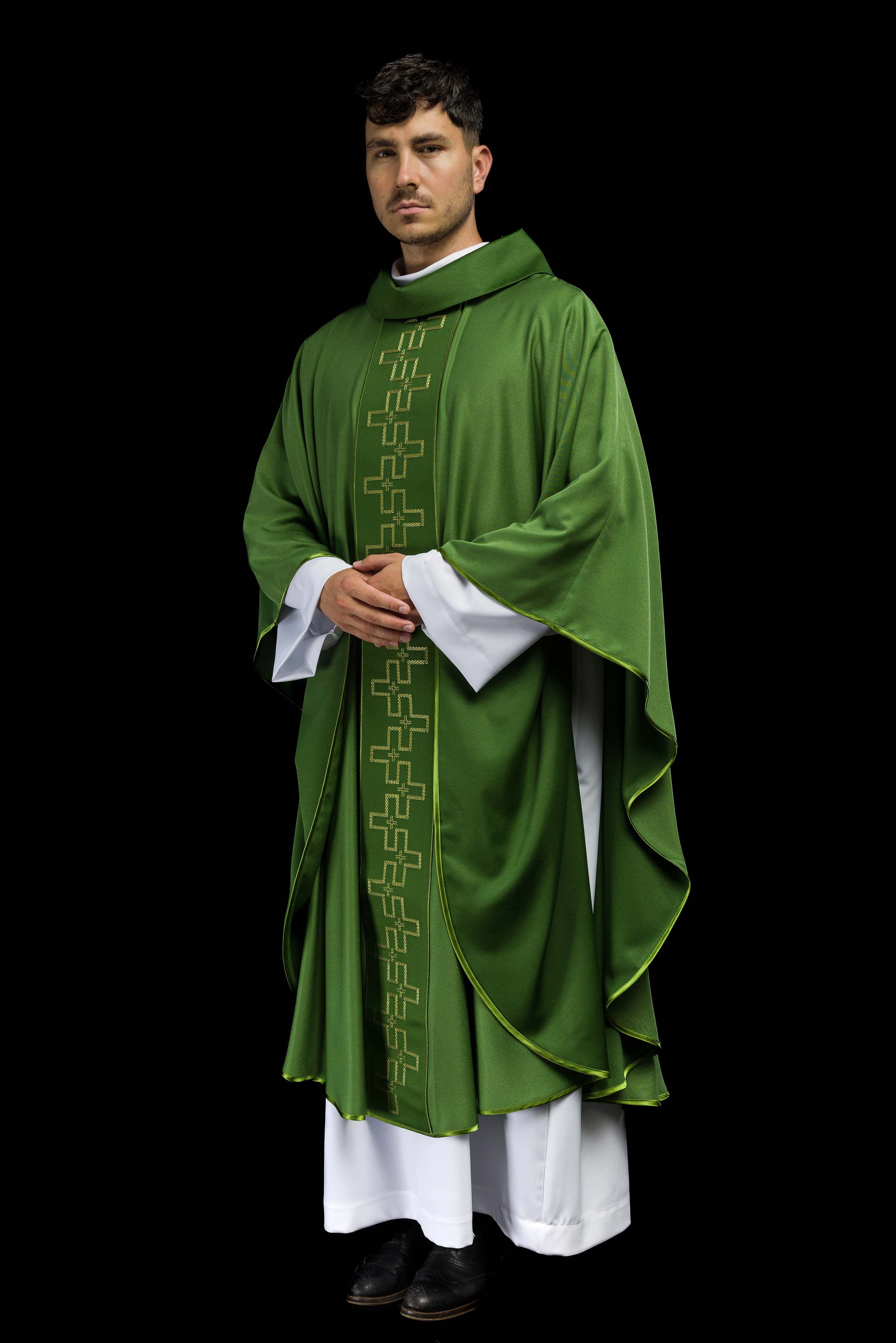 Casulla con cinturón ricamente bordado en cruz de color verde