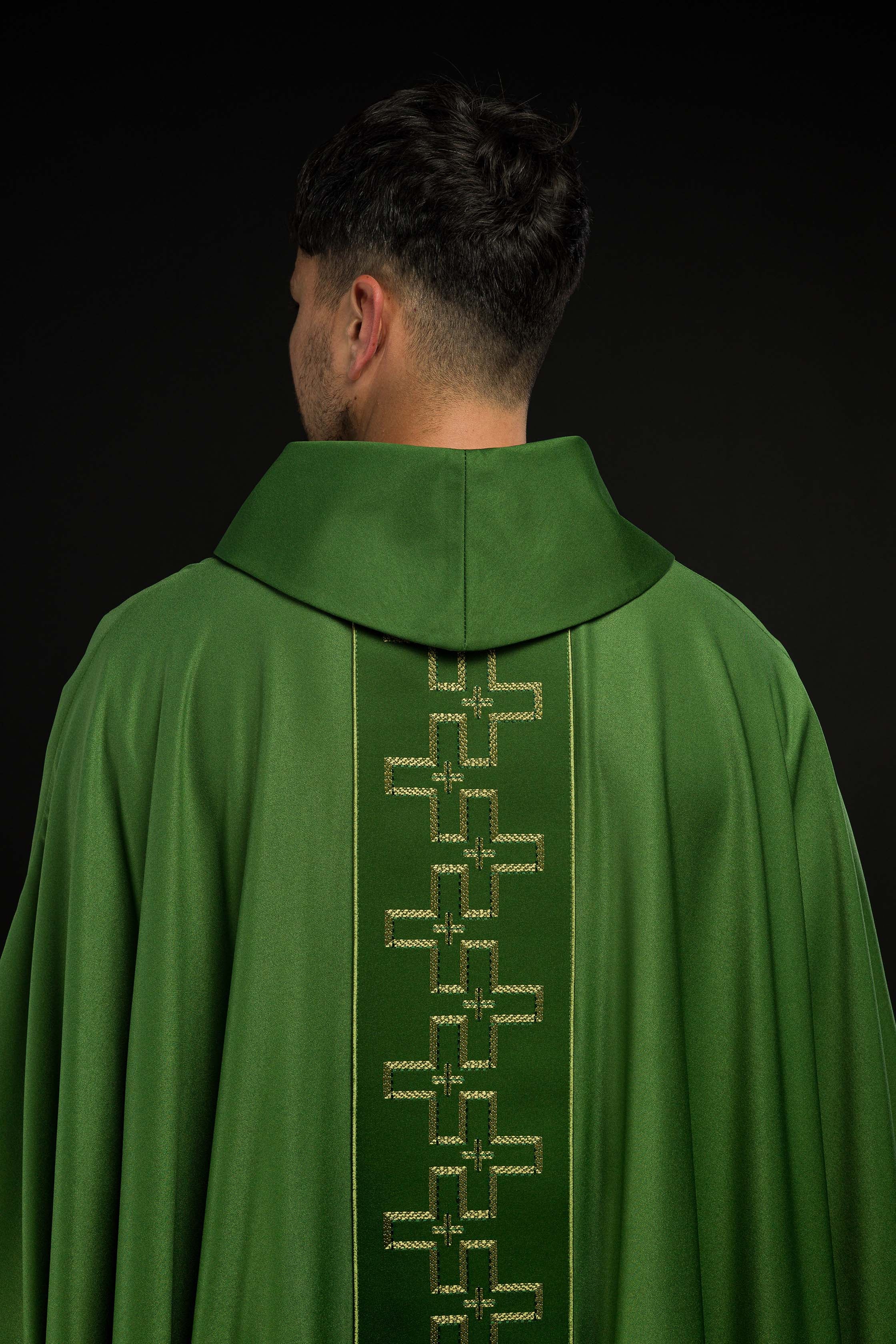 Casulla con cinturón ricamente bordado en cruz de color verde