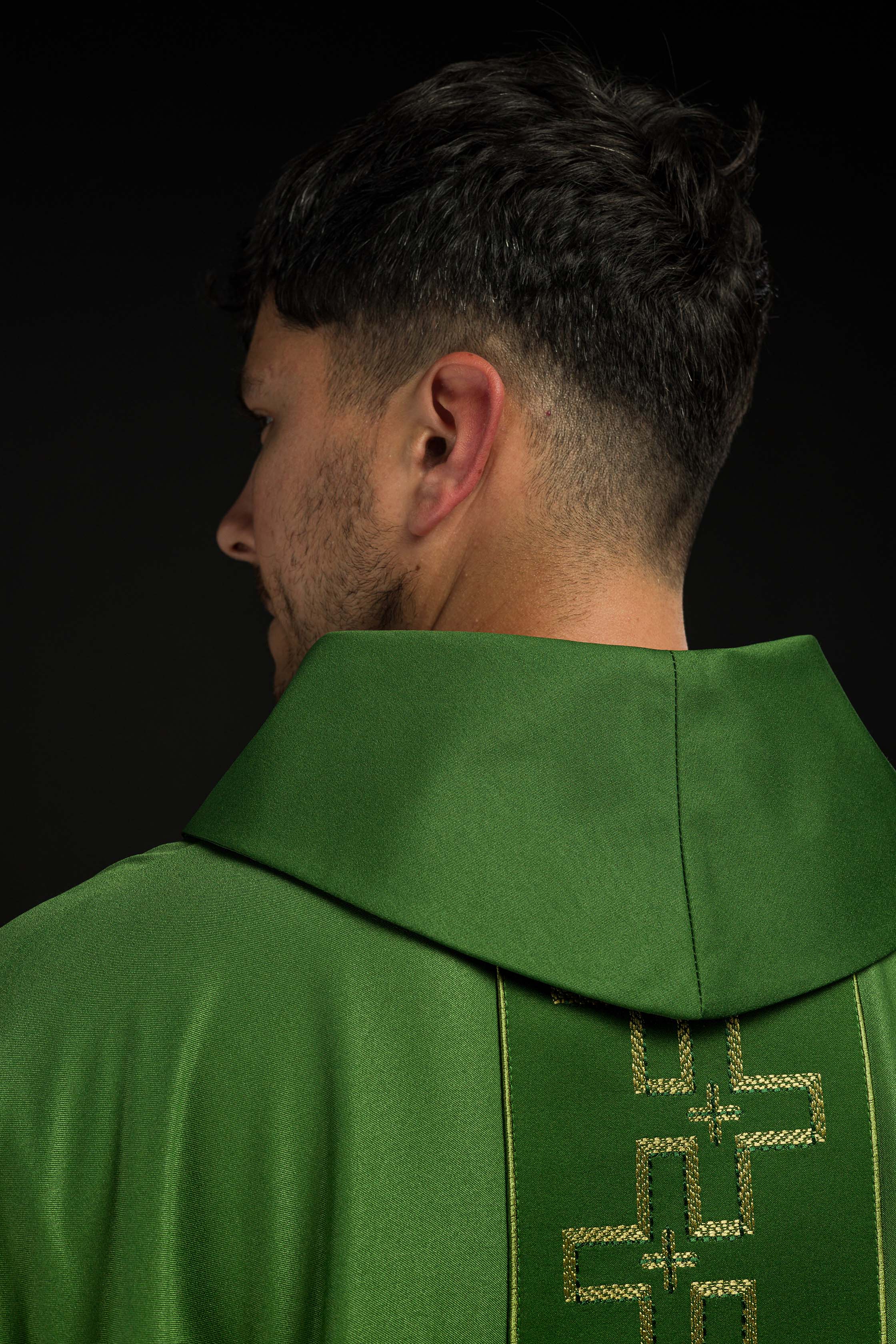 Casulla con cinturón ricamente bordado en cruz de color verde