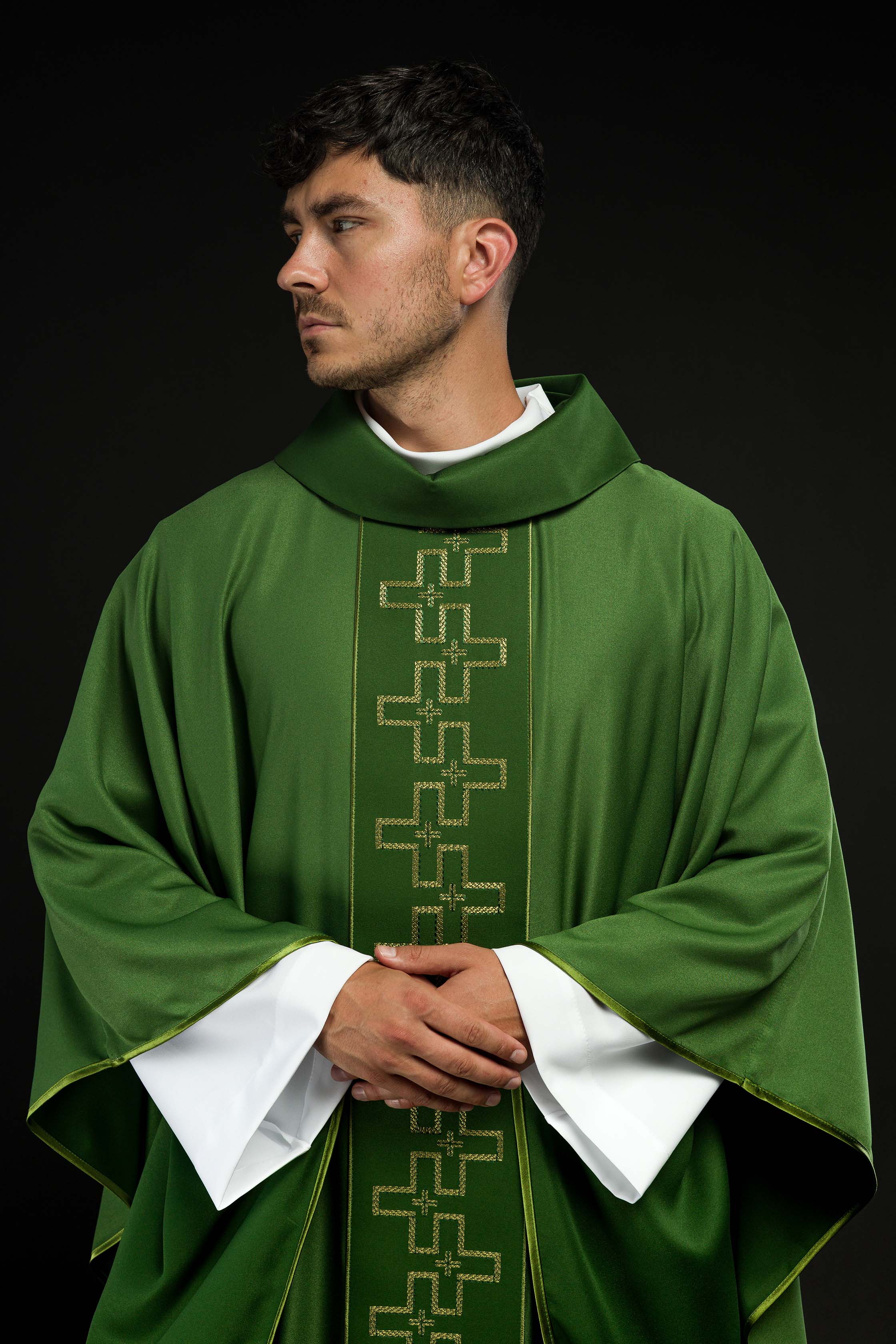 Casulla con cinturón ricamente bordado en cruz de color verde