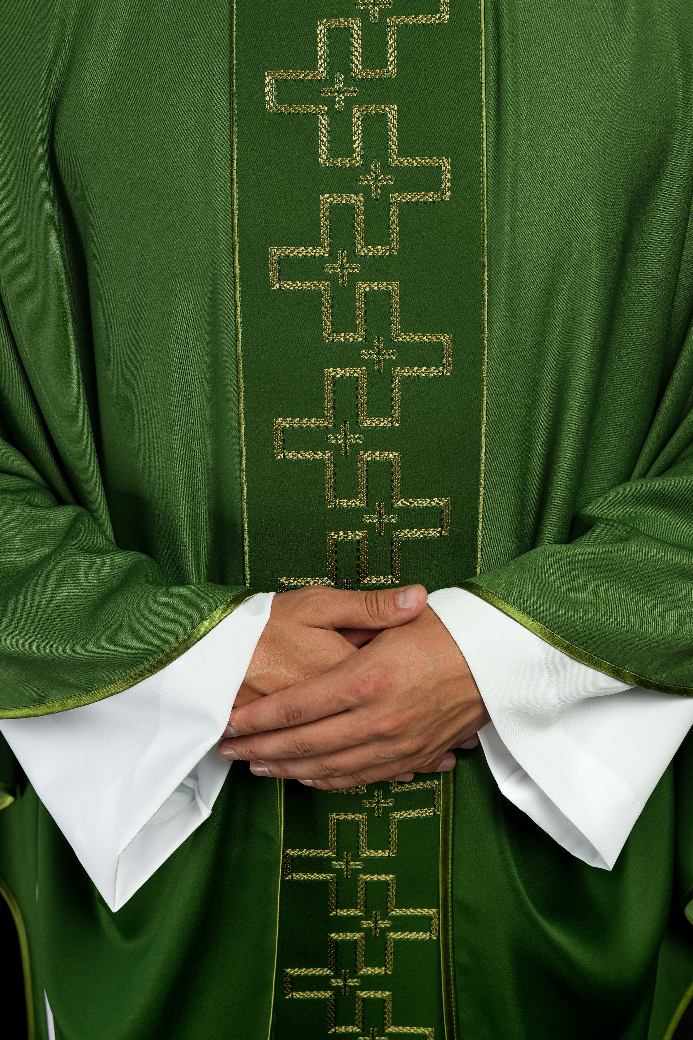 Casulla con cinturón ricamente bordado en cruz de color verde