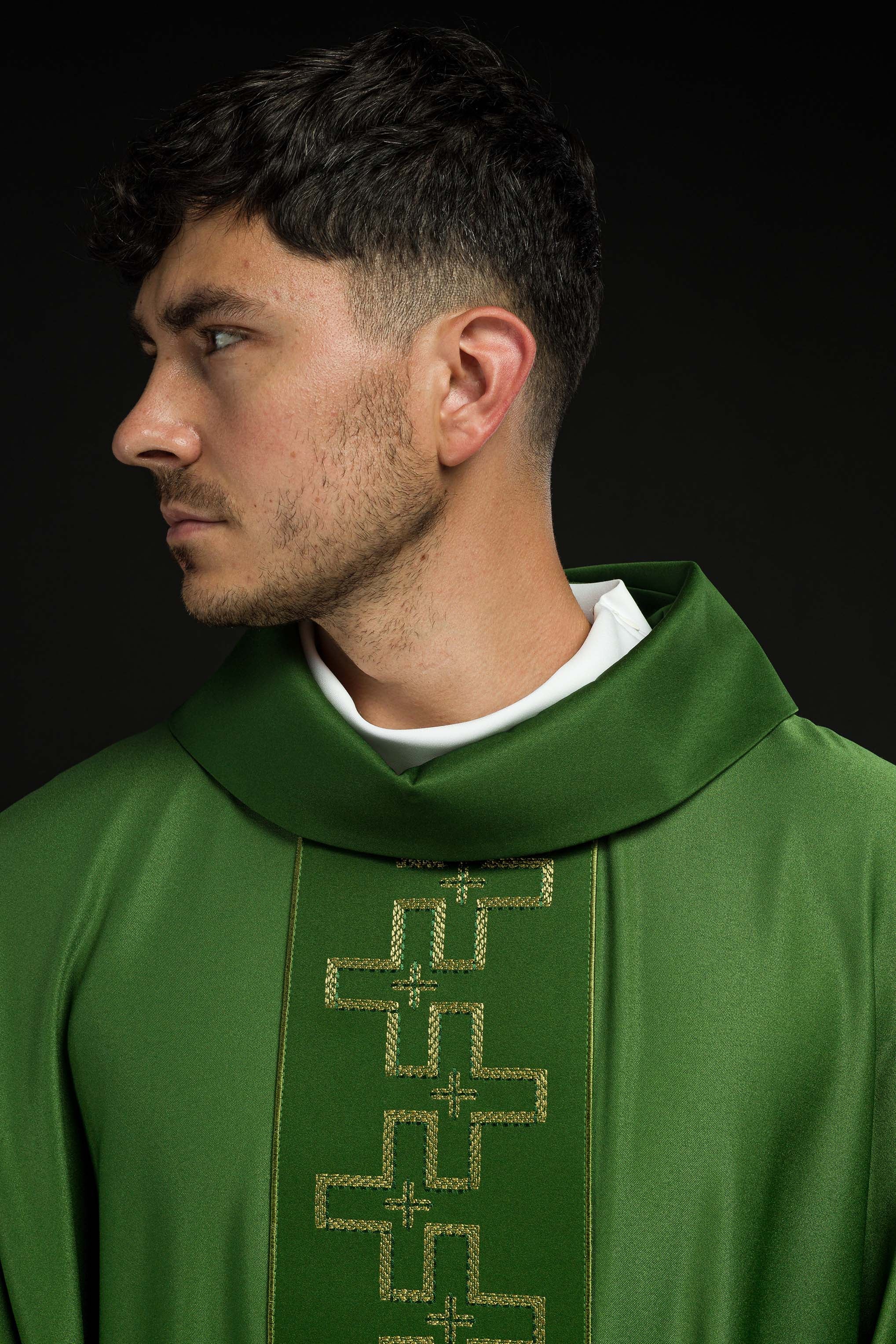 Casulla con cinturón ricamente bordado en cruz de color verde