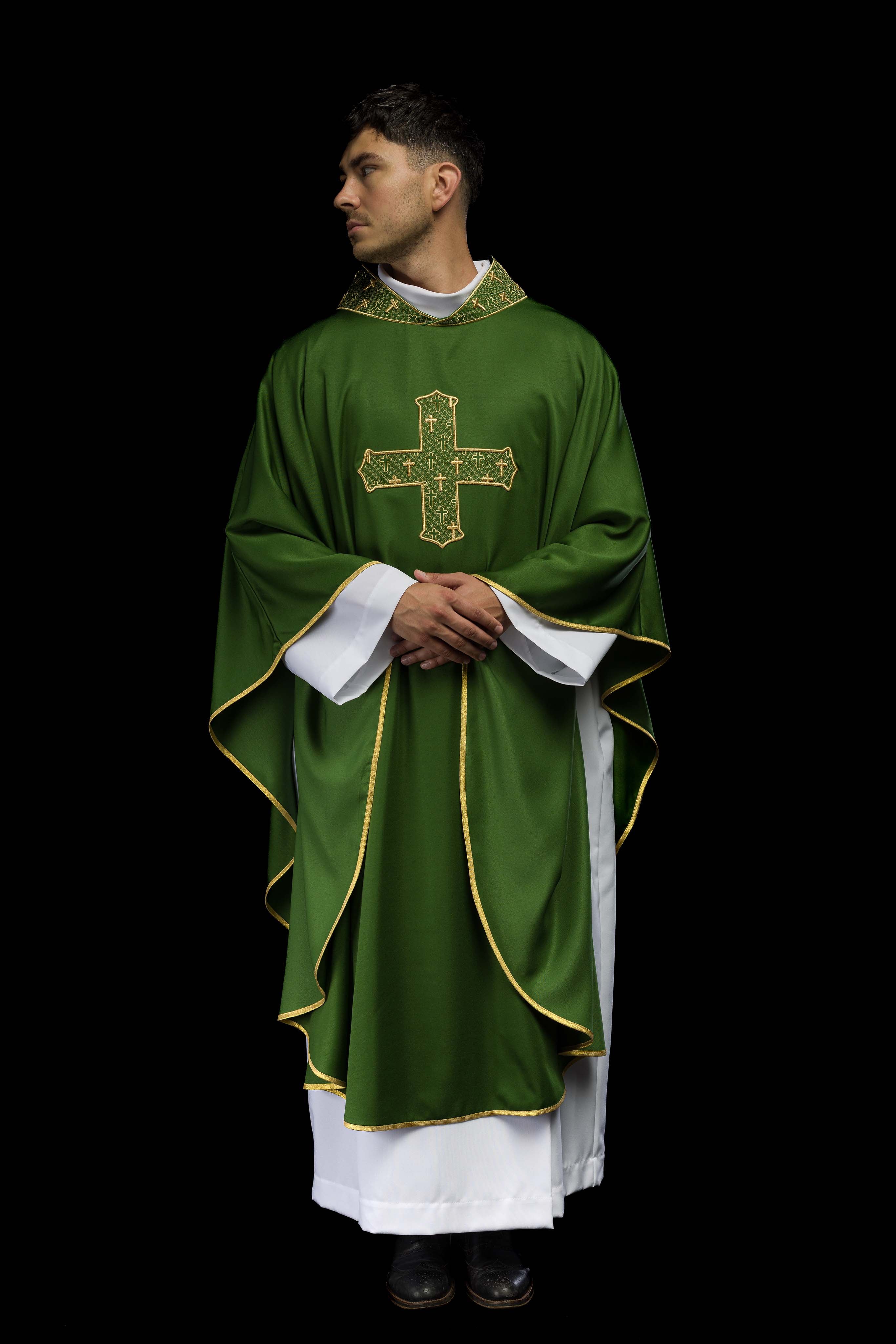 Casulla con cruz y cuello ricamente bordados en verde