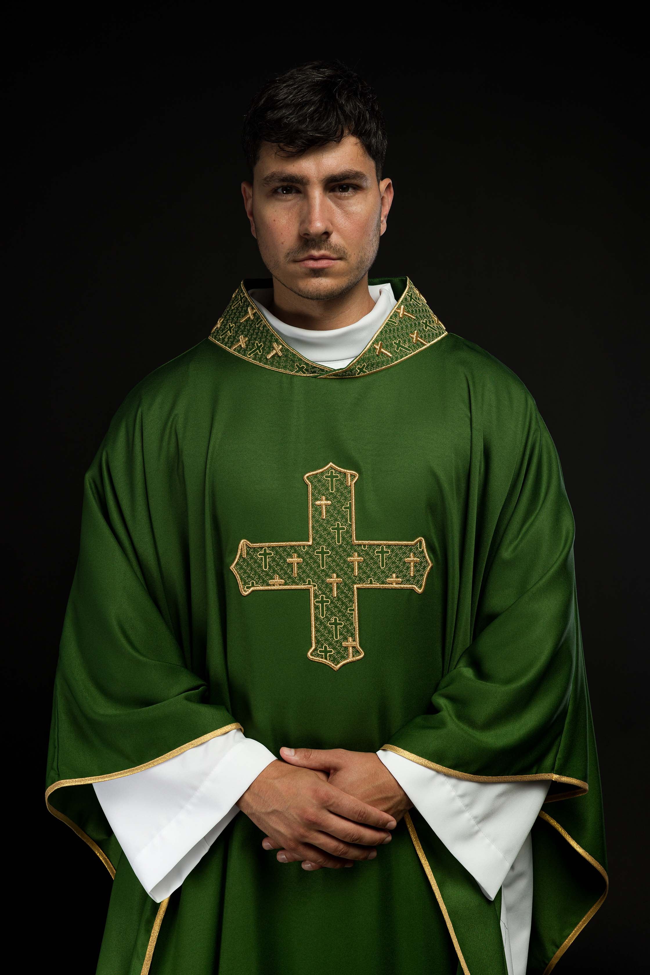 Casulla con cruz y cuello ricamente bordados en verde