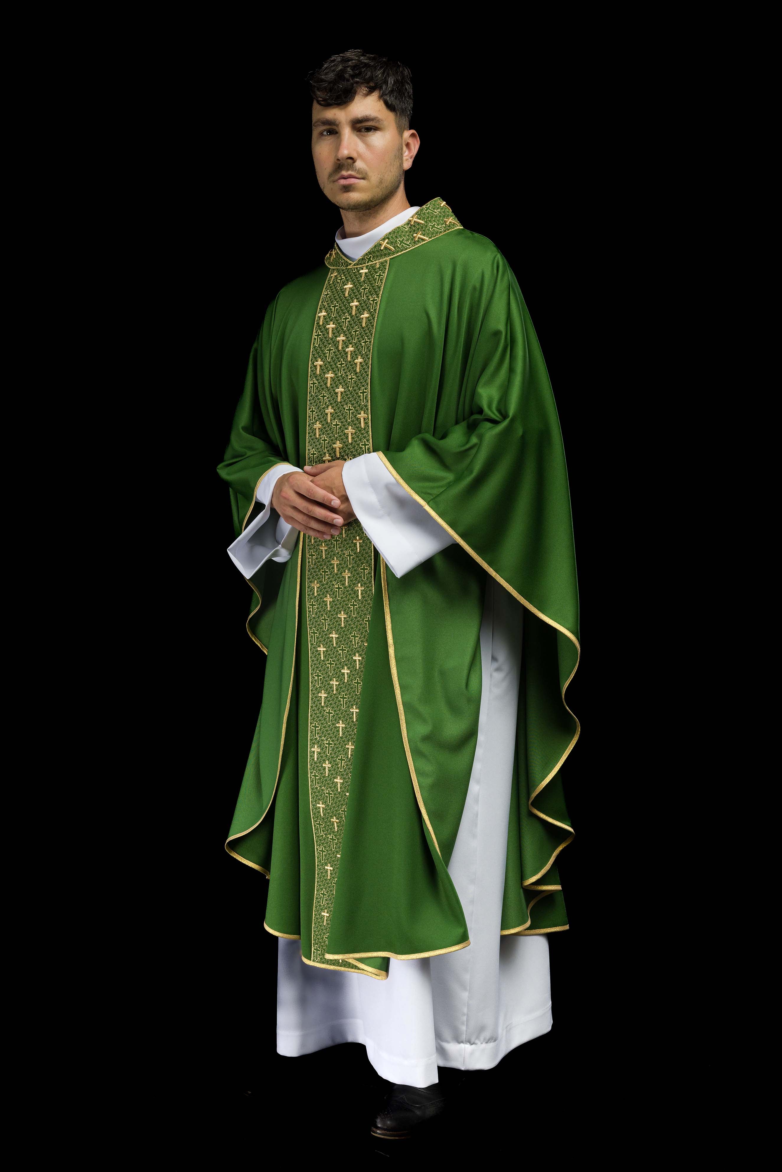 Casulla con cinturón ricamente bordado en cruces de color verde