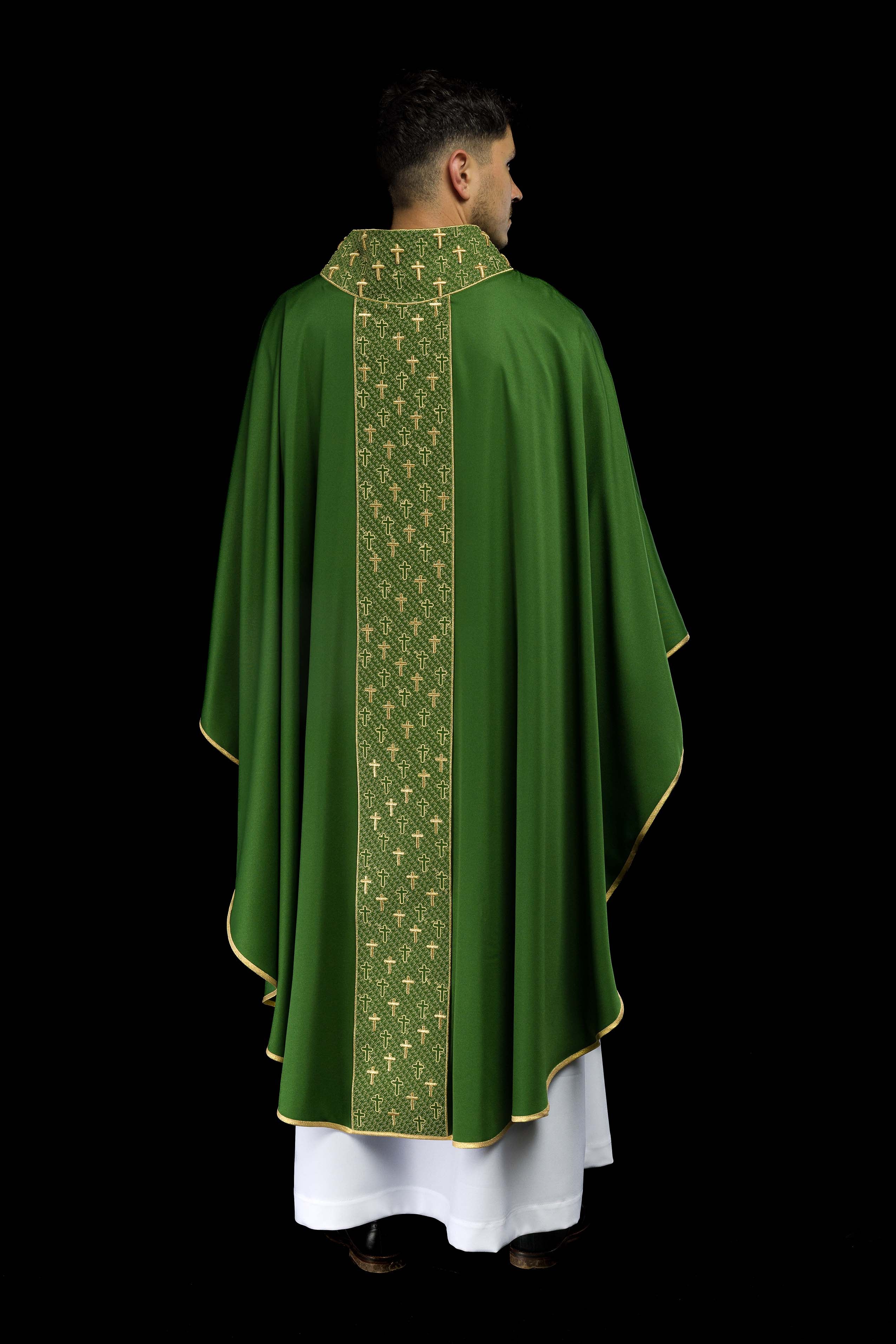 Casulla con cinturón ricamente bordado en cruces de color verde
