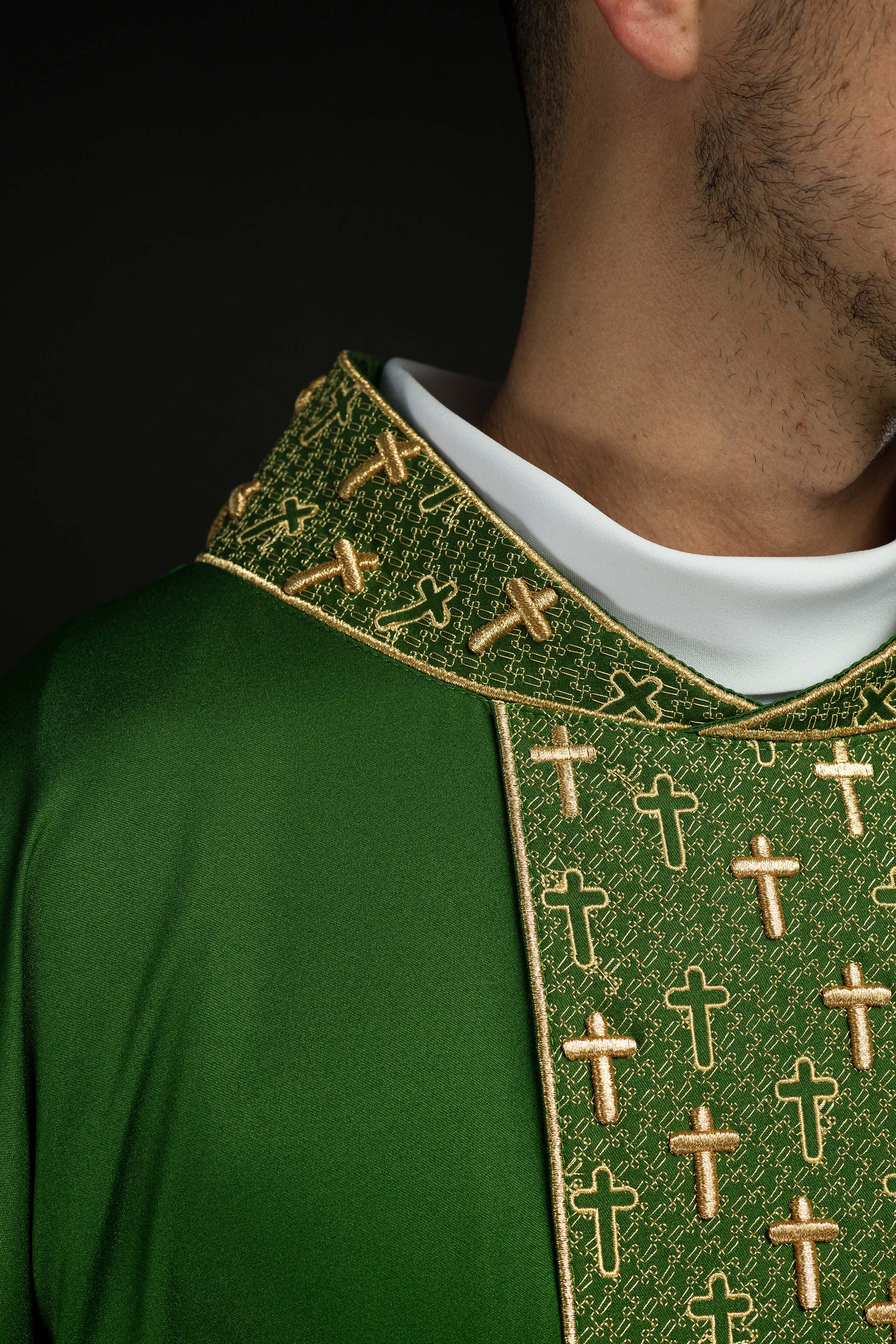 Casulla con cinturón ricamente bordado en cruces de color verde
