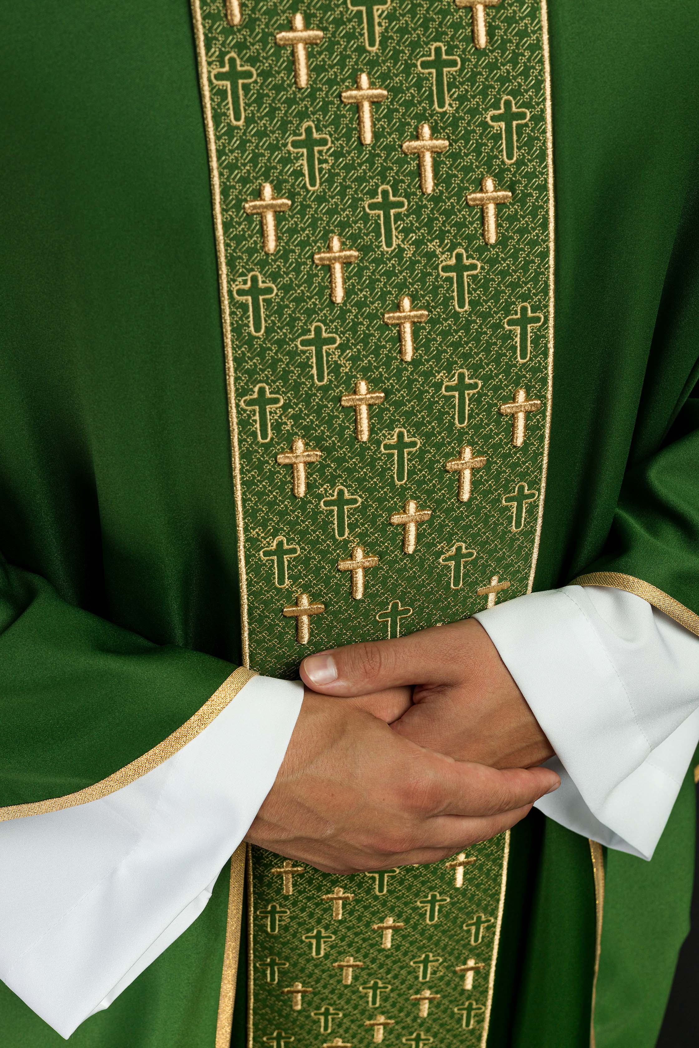 Casulla con cinturón ricamente bordado en cruces de color verde