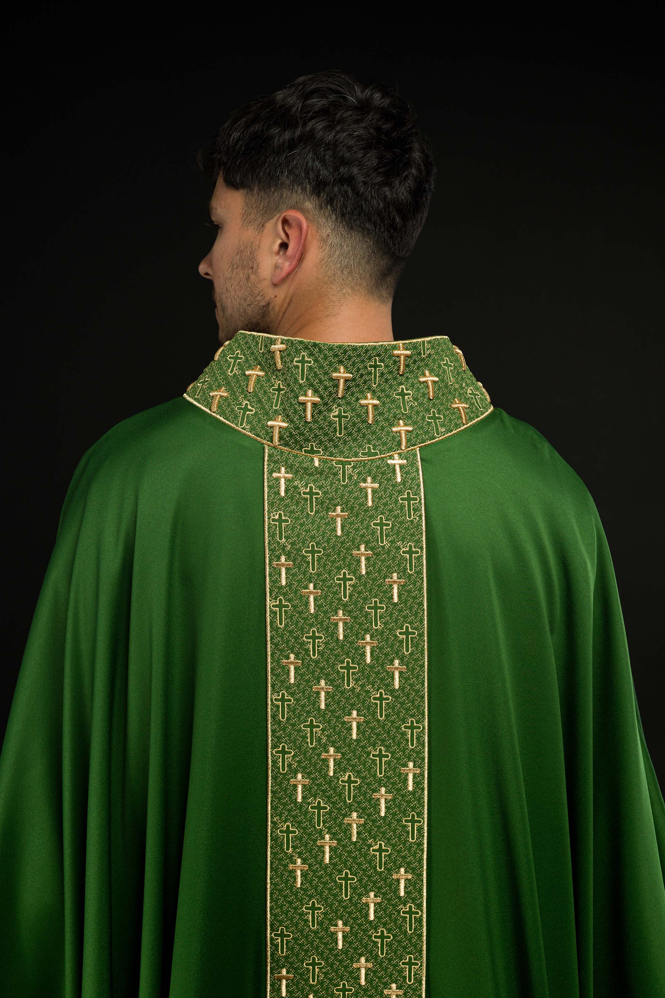 Casulla con cinturón ricamente bordado en cruces de color verde