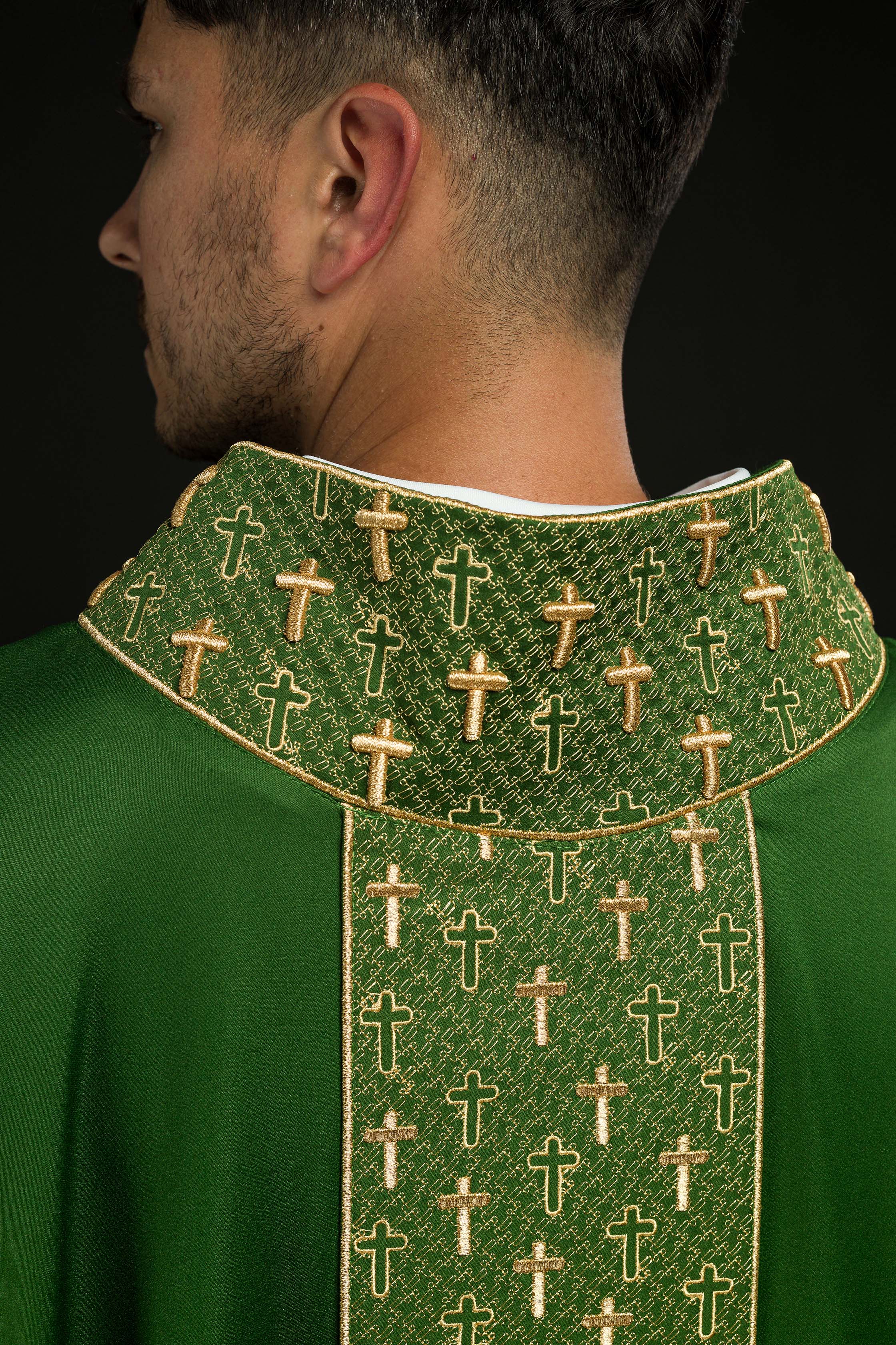 Casulla con cinturón ricamente bordado en cruces de color verde
