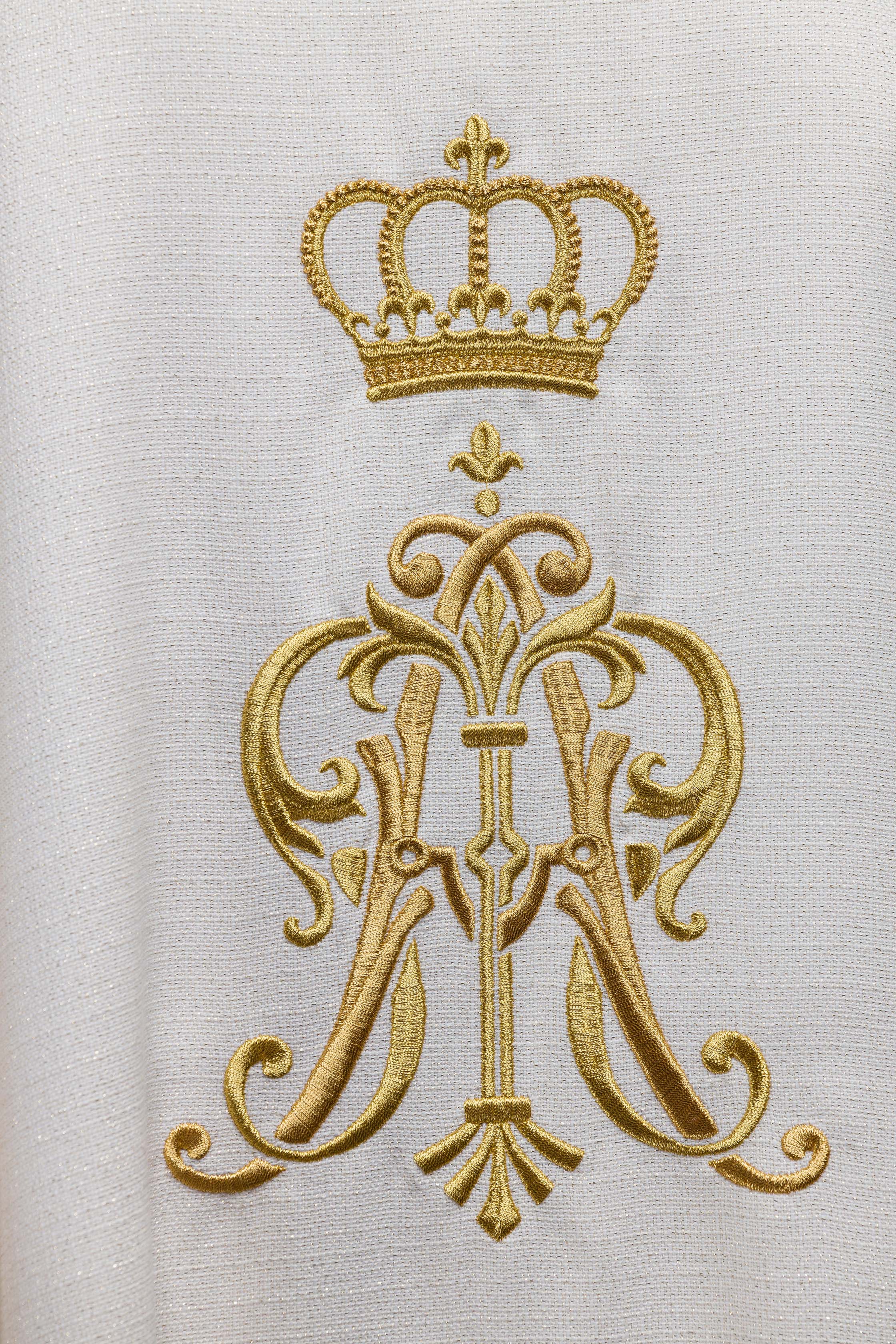 Casulla litúrgica con escudo mariano bordado y corona