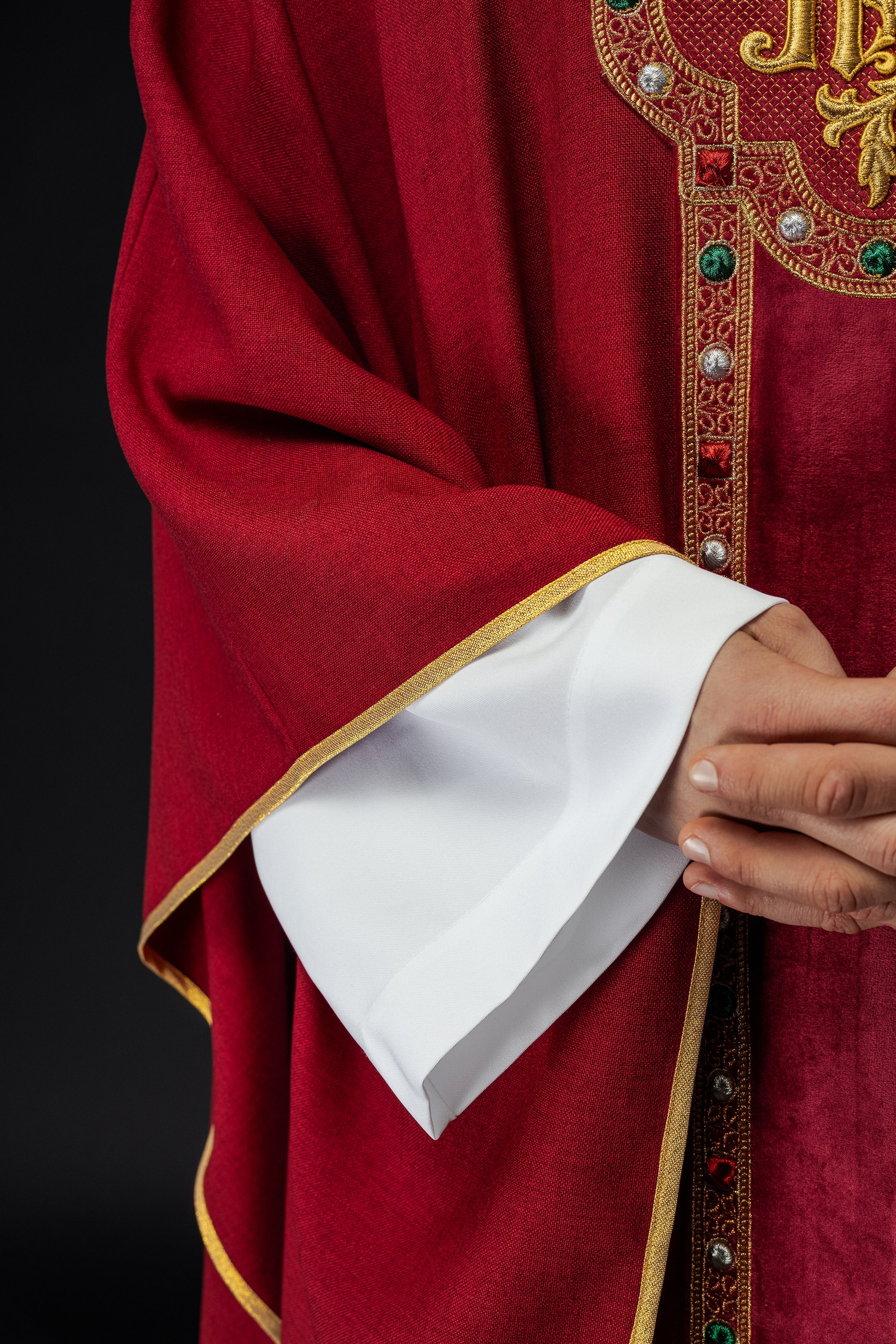 Ornat z bogato haftowanym pasem i lamówką wokół haftu IHS i kołnierza w kolorze czerwonym - ORNATY.PL