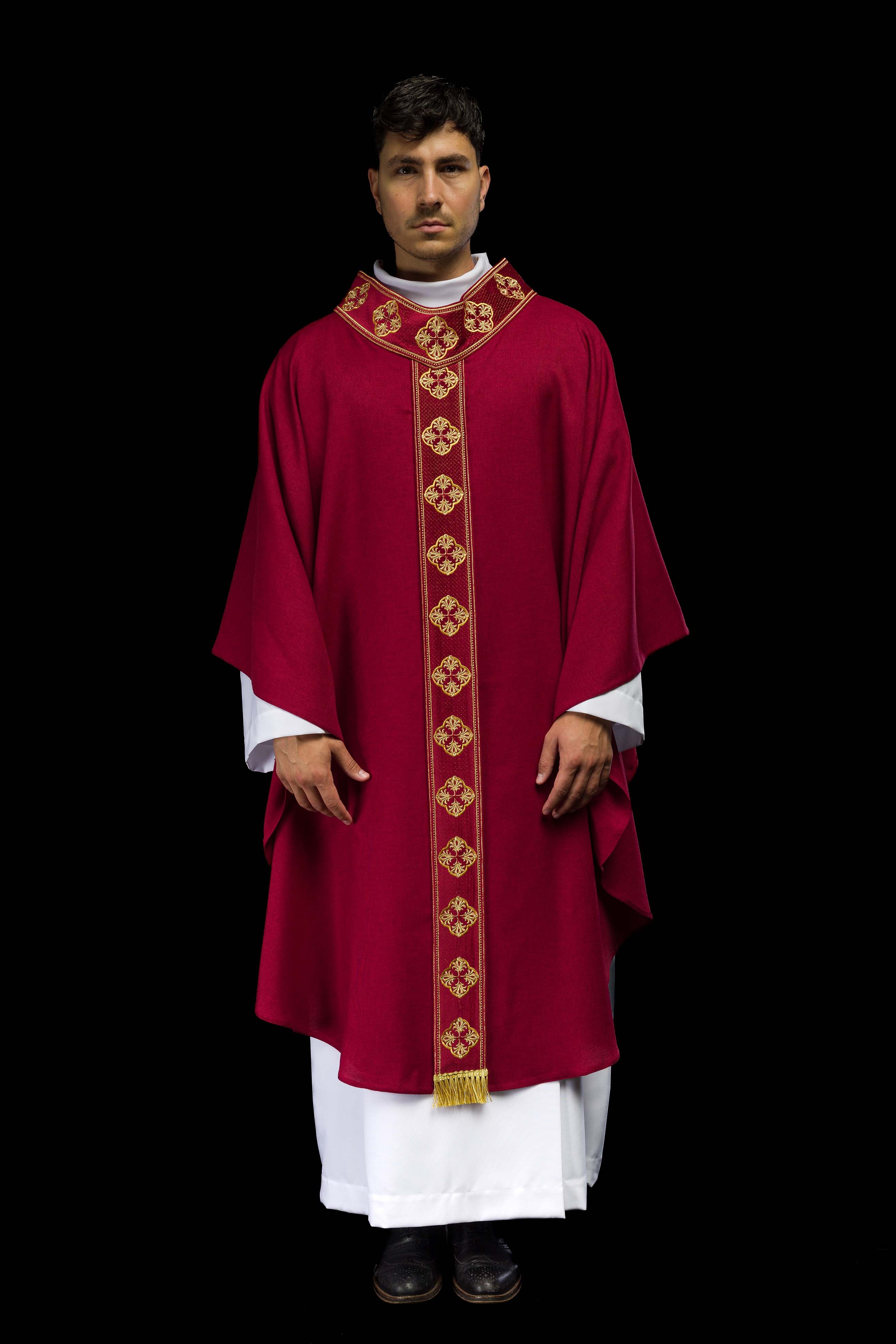 Casulla roja con cinturón bordado con cruces y cuello