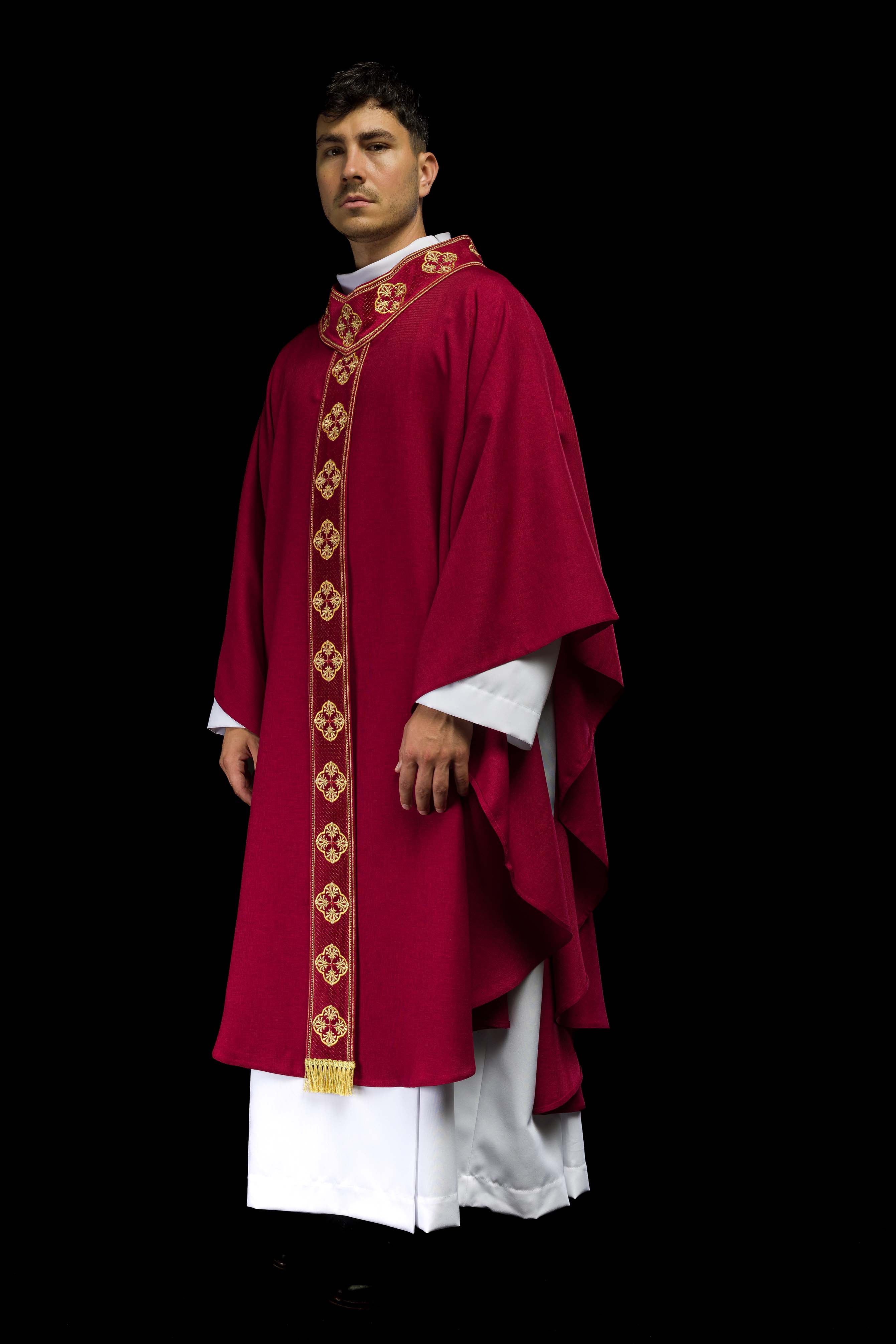 Casulla roja con cinturón bordado con cruces y cuello