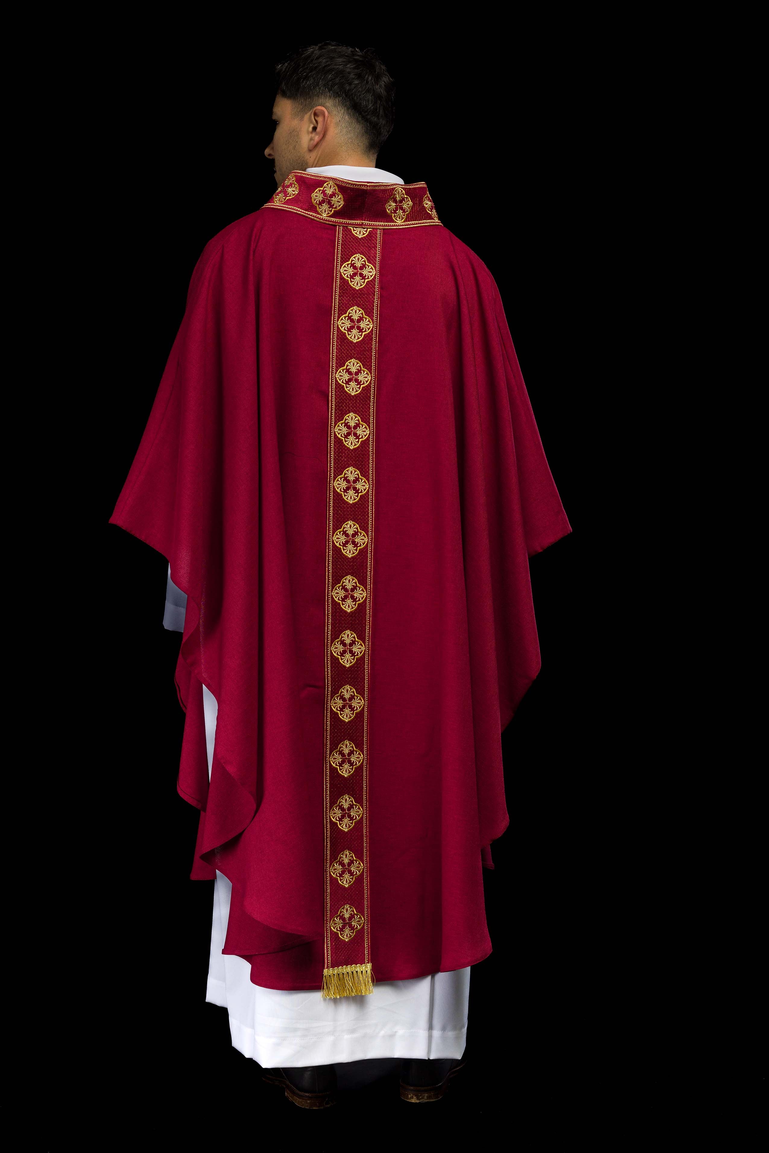 Casulla roja con cinturón bordado con cruces y cuello