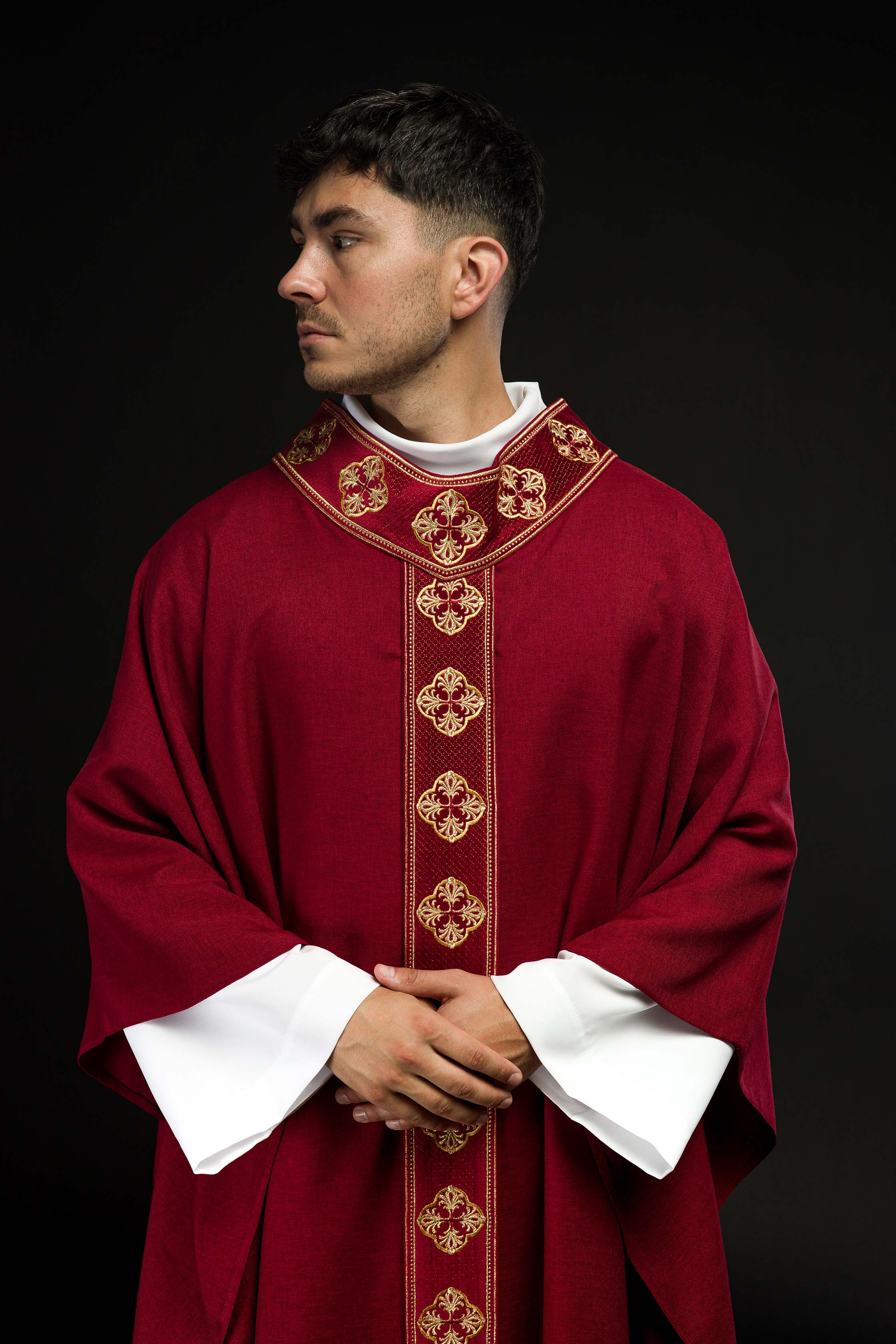Casulla roja con cinturón bordado con cruces y cuello