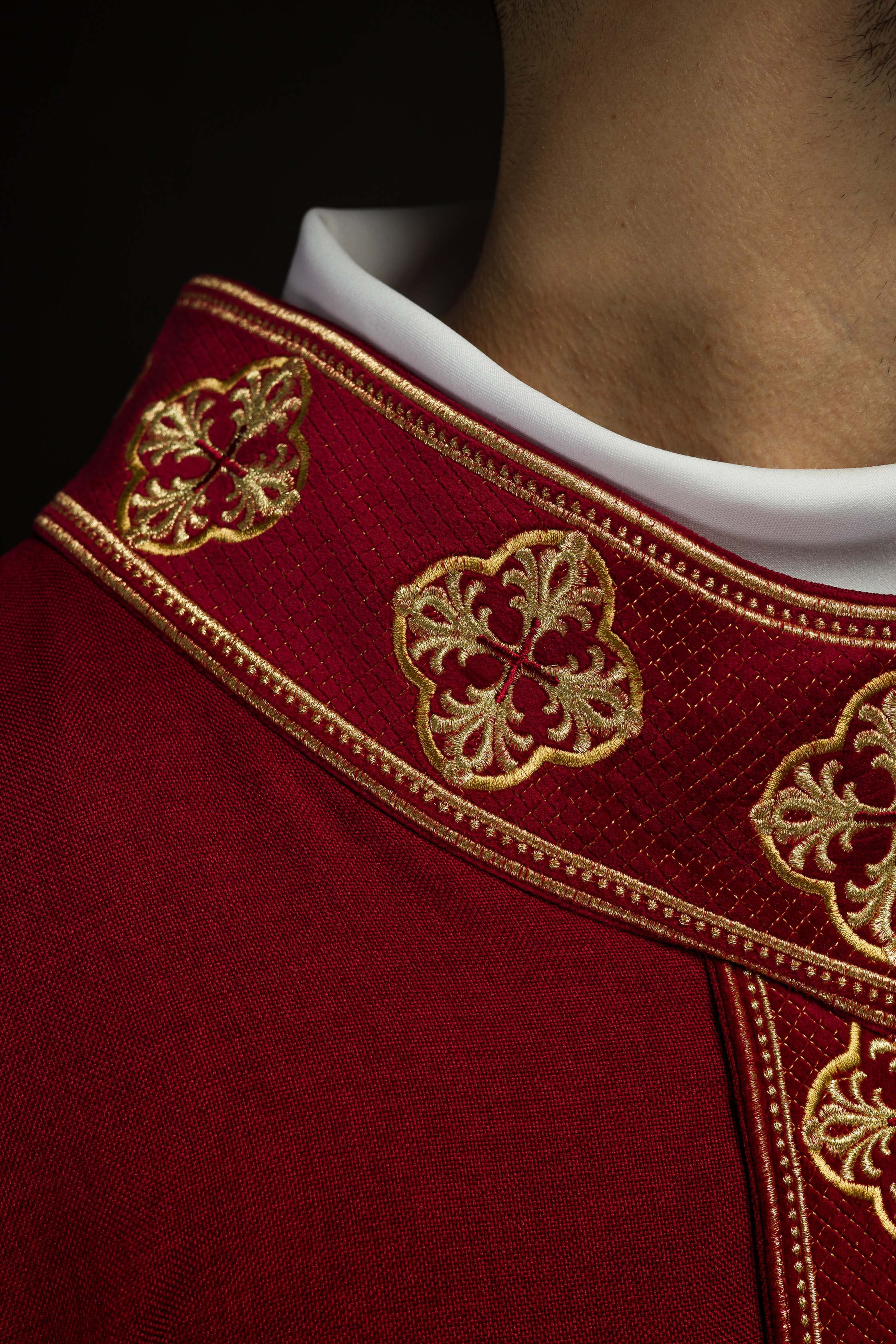 Casulla roja con cinturón bordado con cruces y cuello