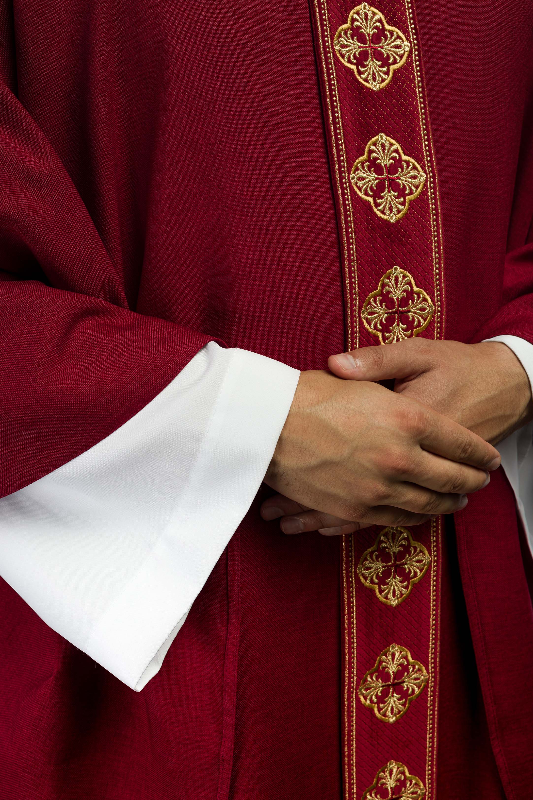 Casulla roja con cinturón bordado con cruces y cuello