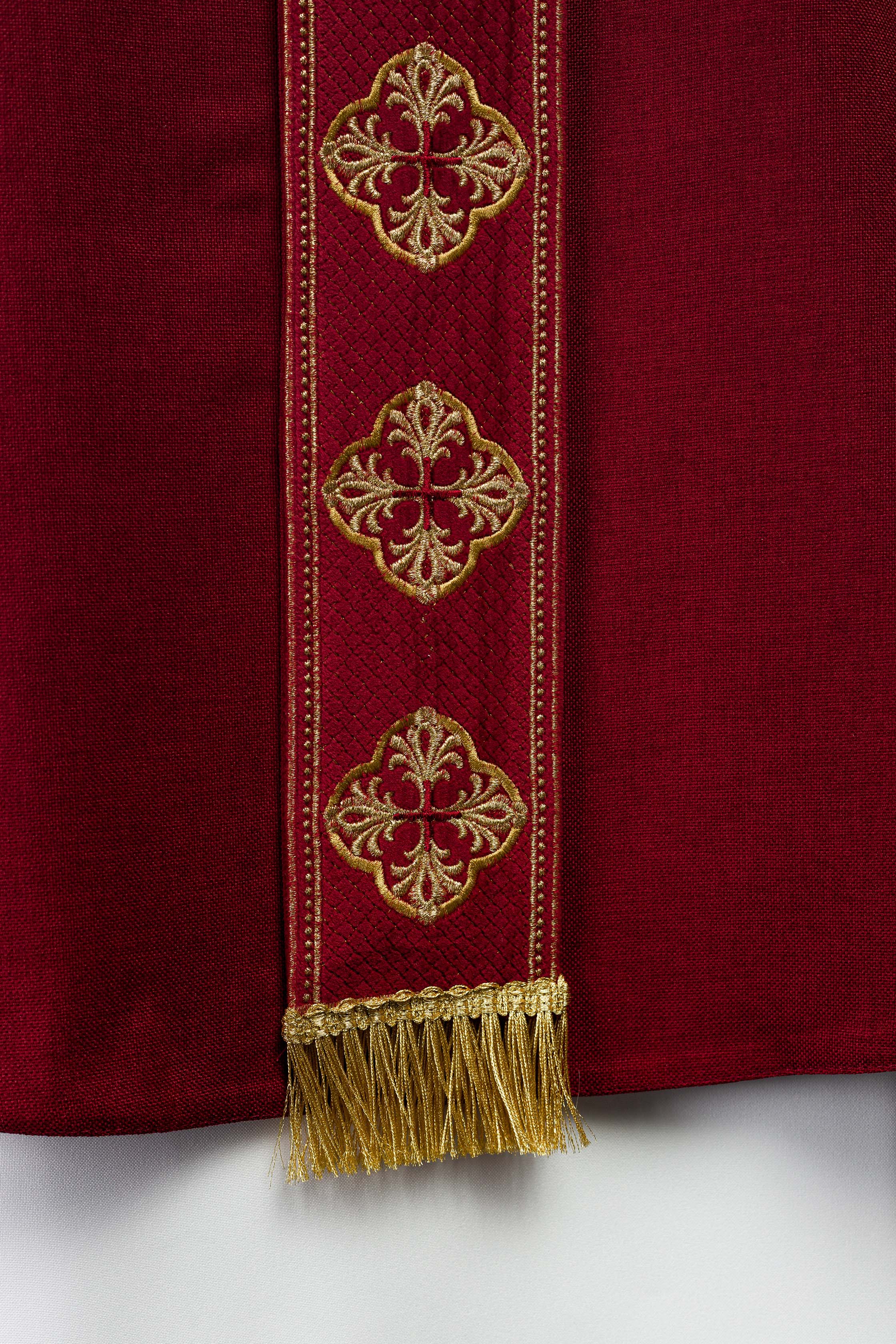 Casulla roja con cinturón bordado con cruces y cuello
