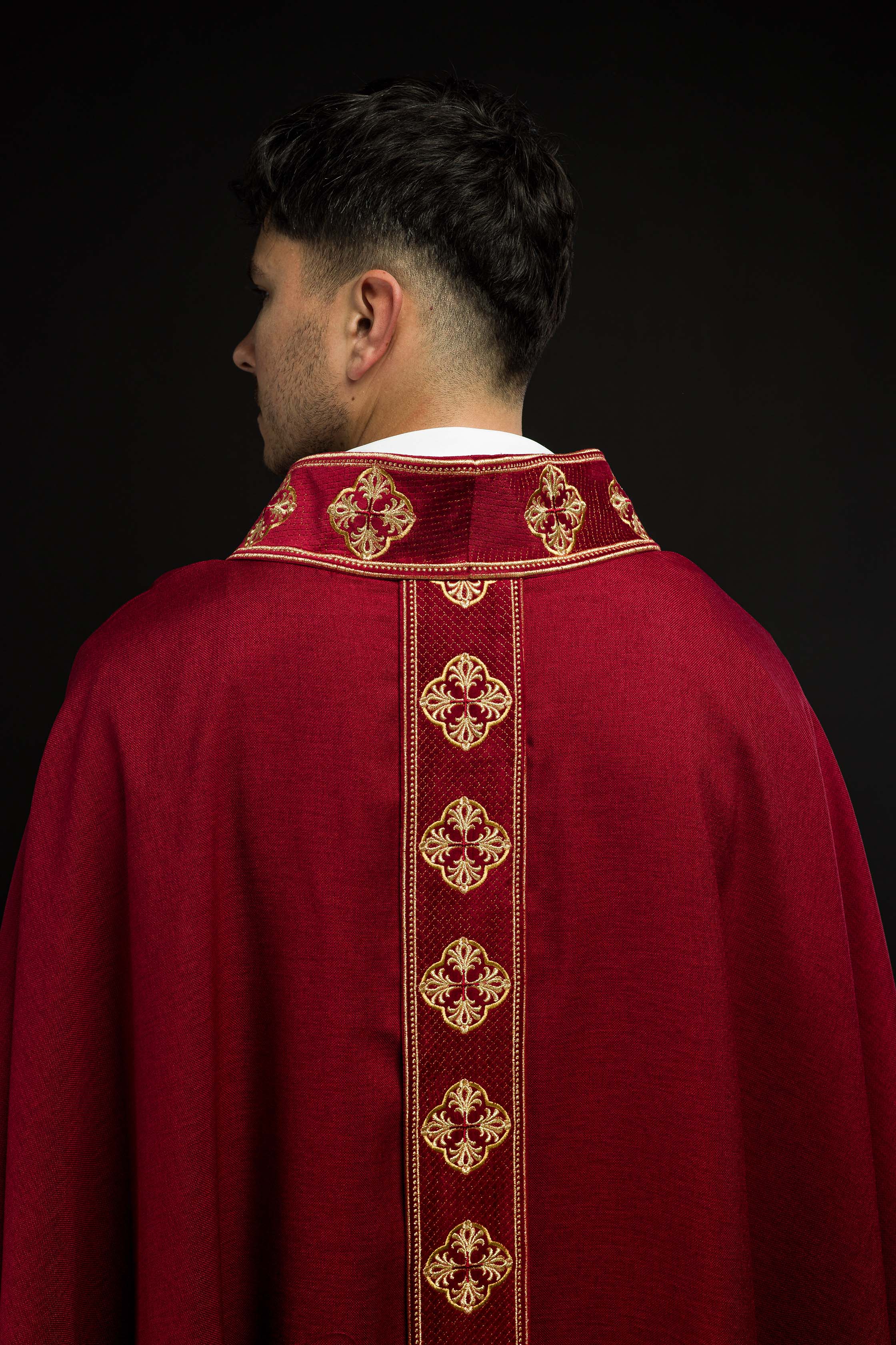 Casulla roja con cinturón bordado con cruces y cuello