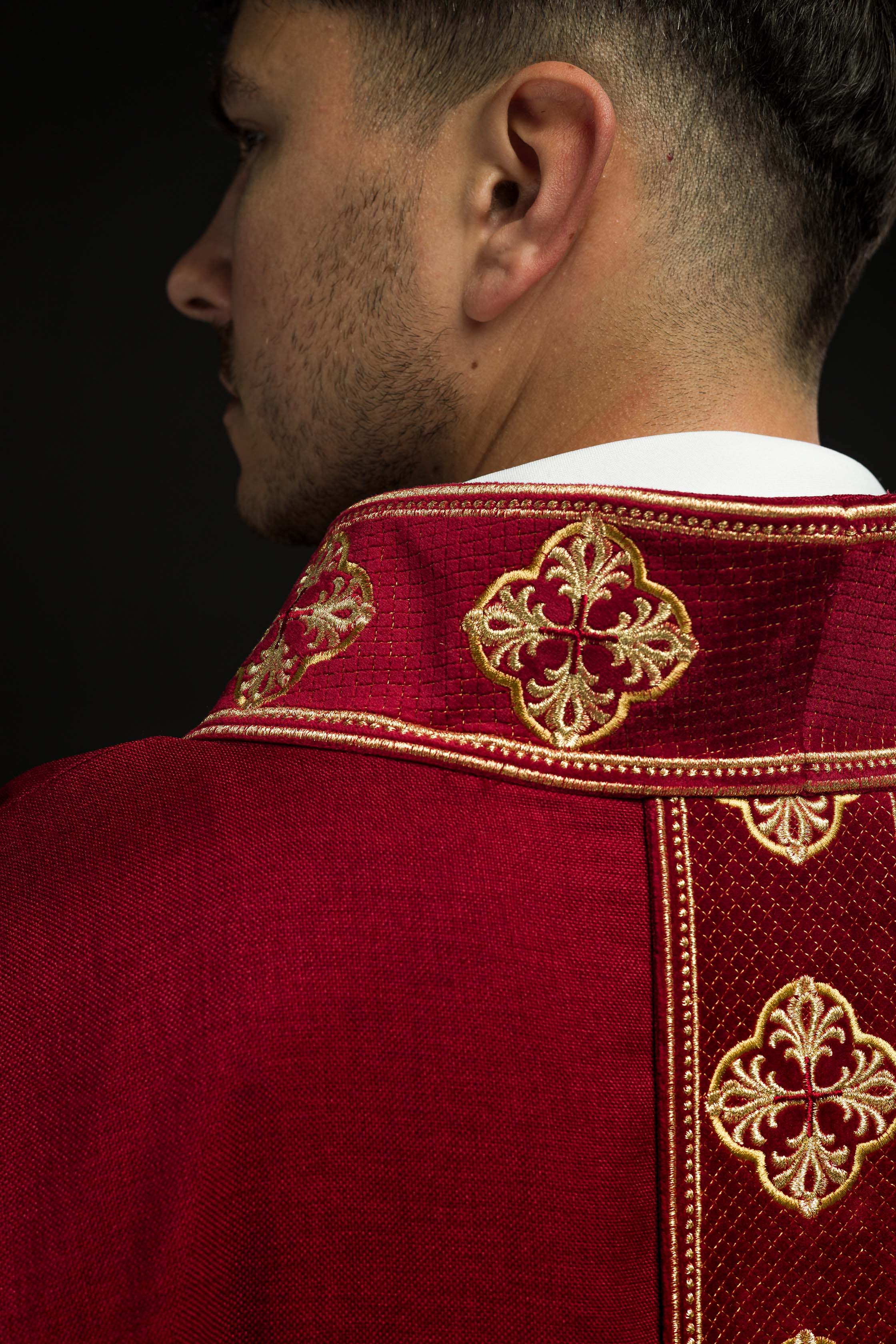 Casulla roja con cinturón bordado con cruces y cuello