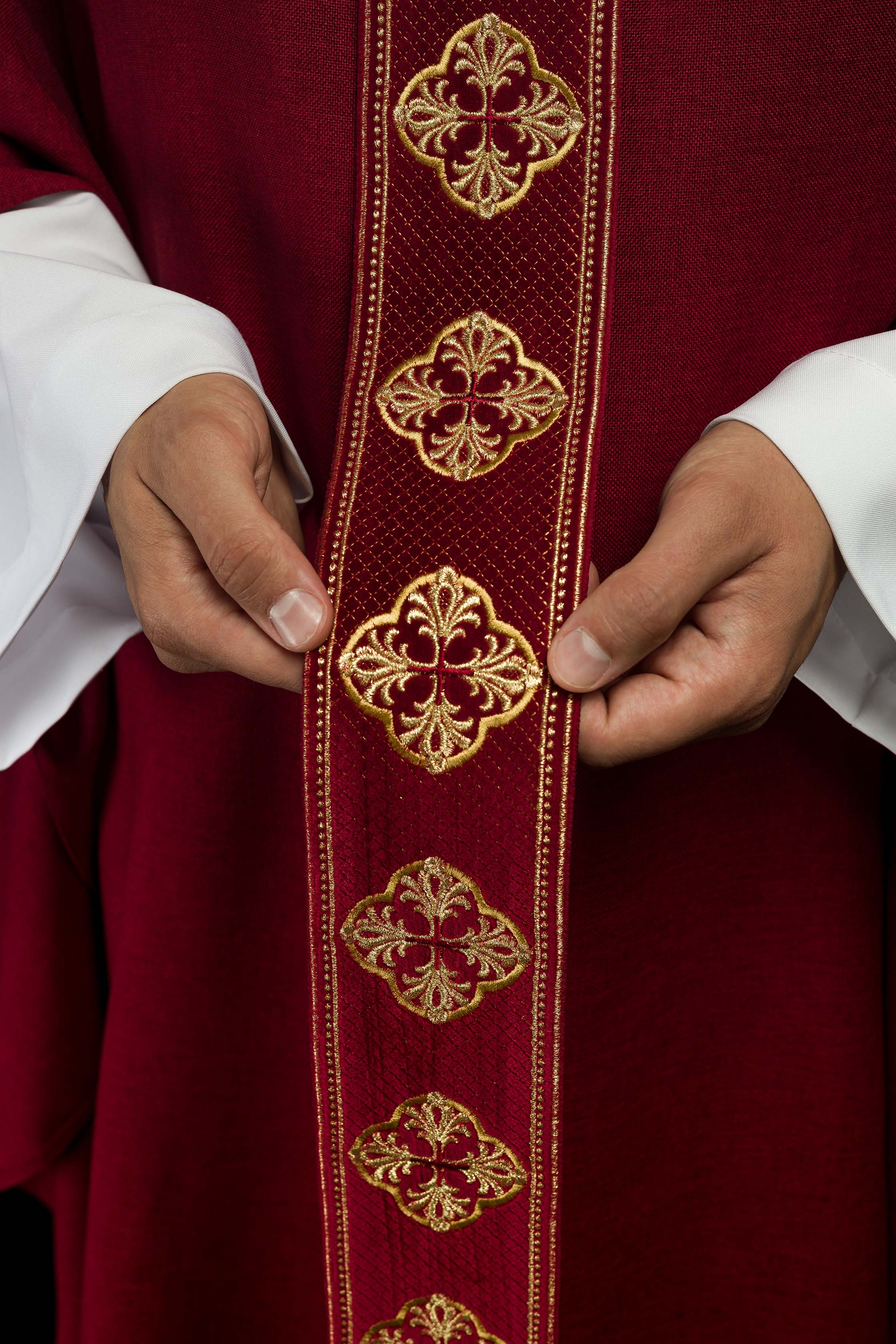 Casulla roja con cinturón bordado con cruces y cuello