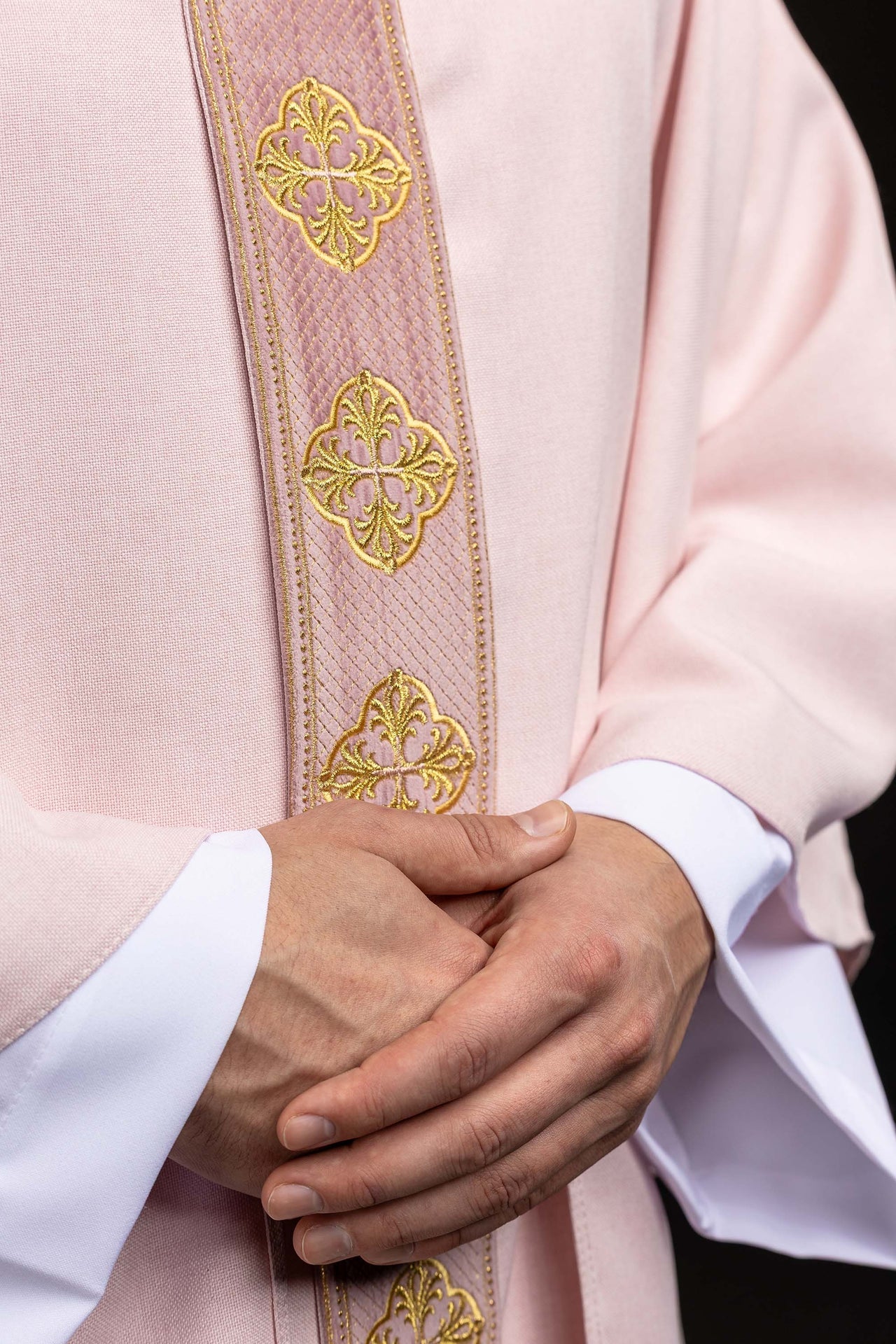 Ornat w kolorze różowy z haftowanym pasem i kołnierzem w krzyże - ORNATY.PL