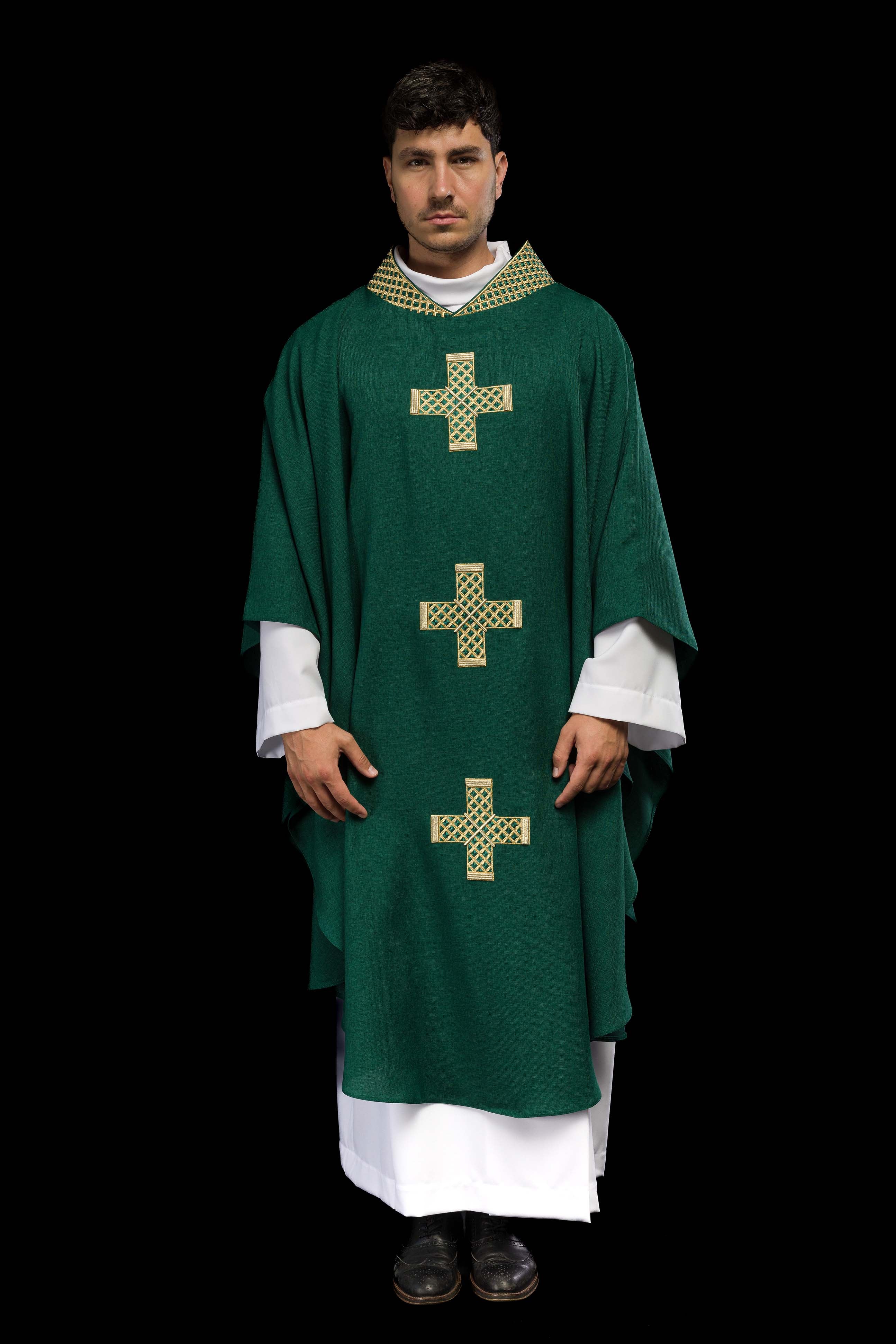 Casulla verde con cruces y cuello bordados en oro