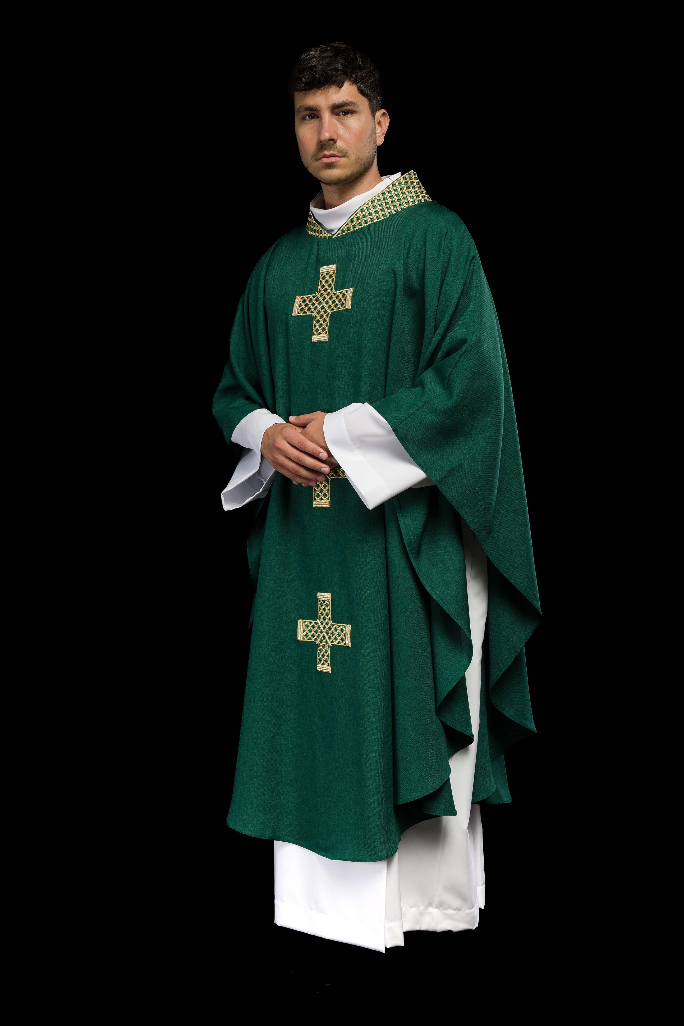 Casulla verde con cruces y cuello bordados en oro