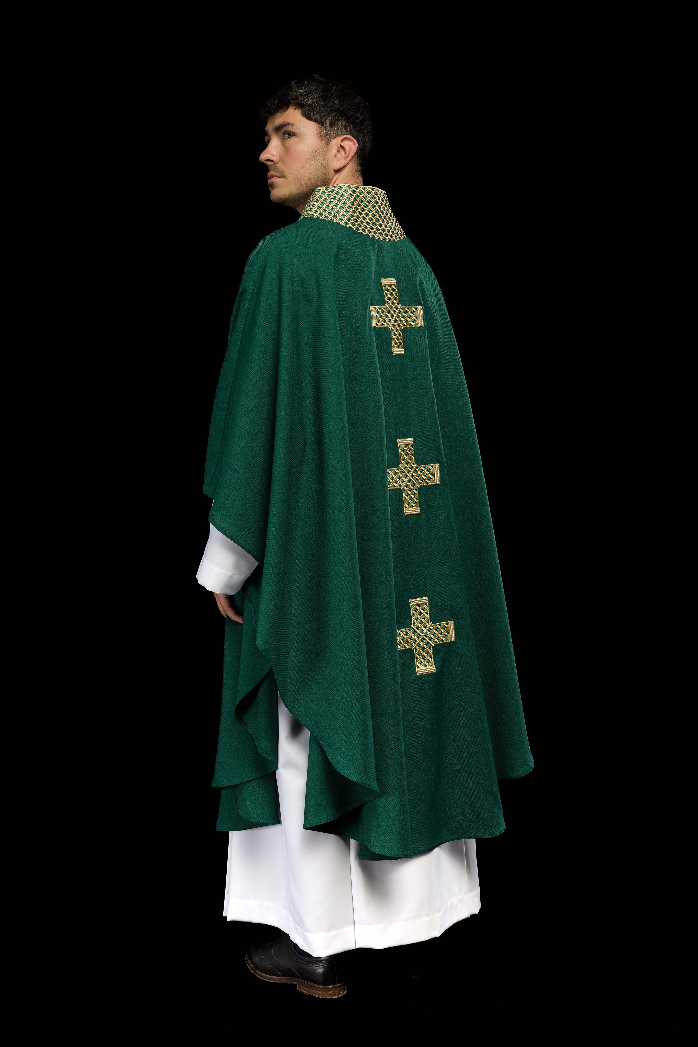 Casulla verde con cruces y cuello bordados en oro