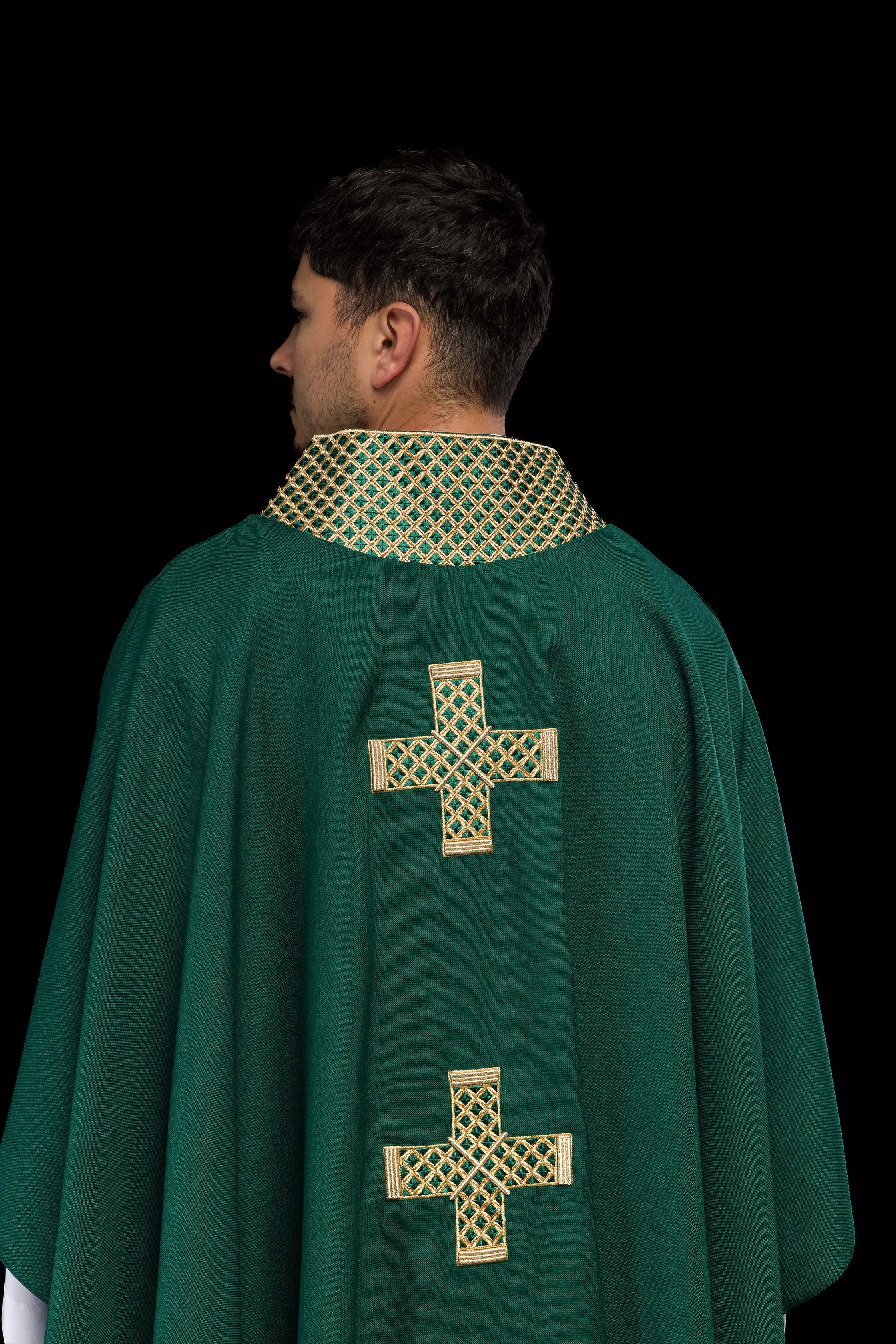 Casulla verde con cruces y cuello bordados en oro