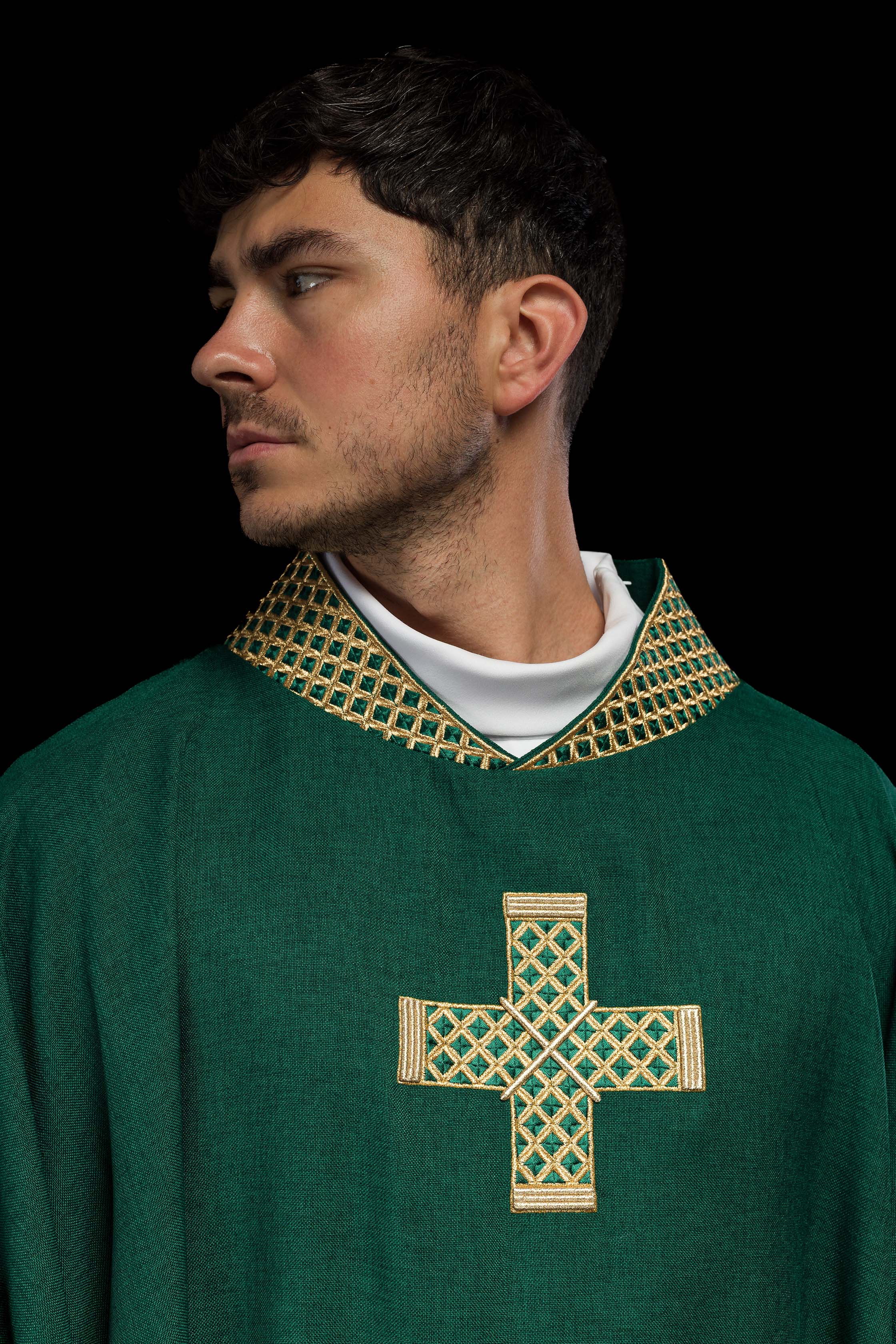 Casulla verde con cruces y cuello bordados en oro