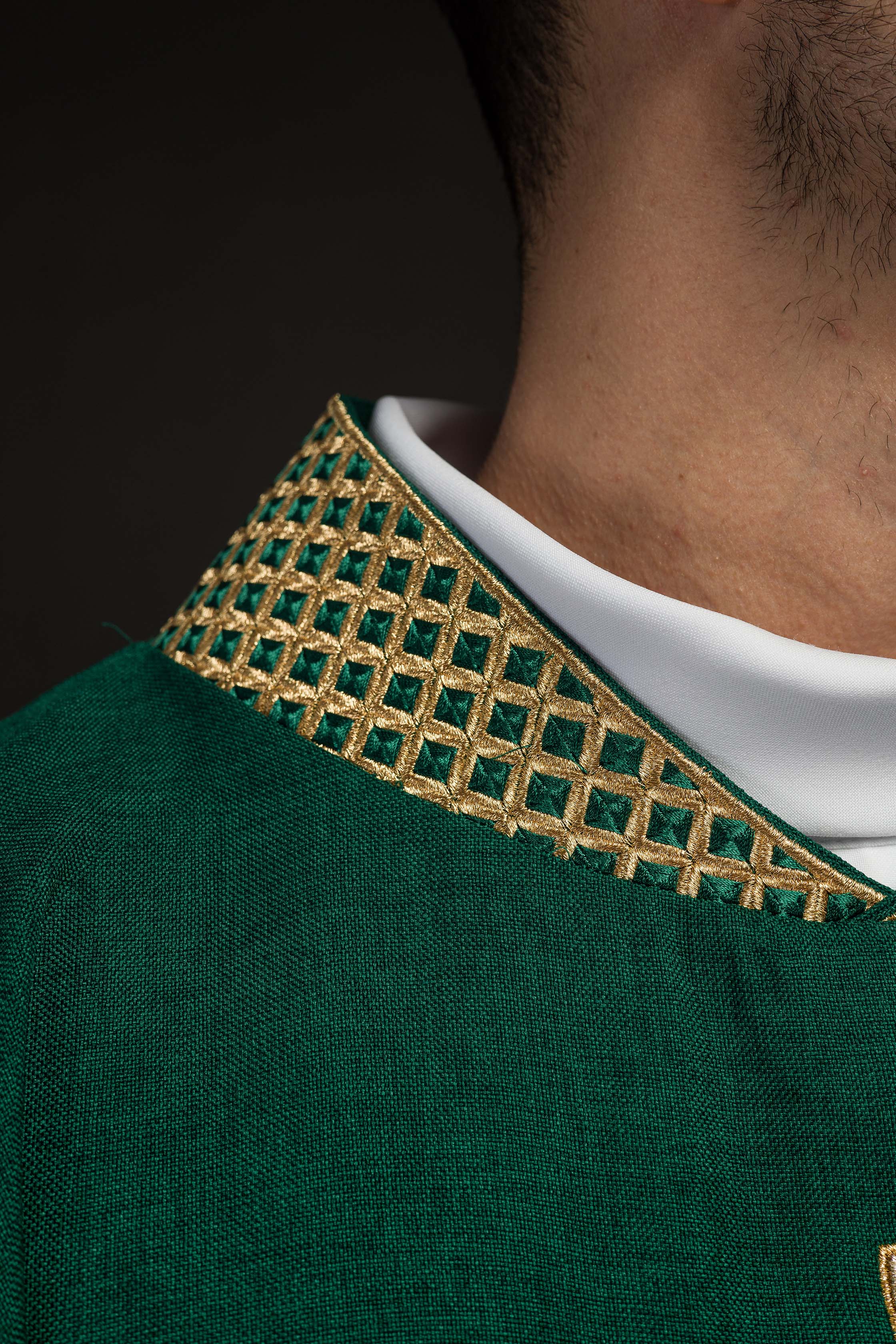 Casulla verde con cruces y cuello bordados en oro