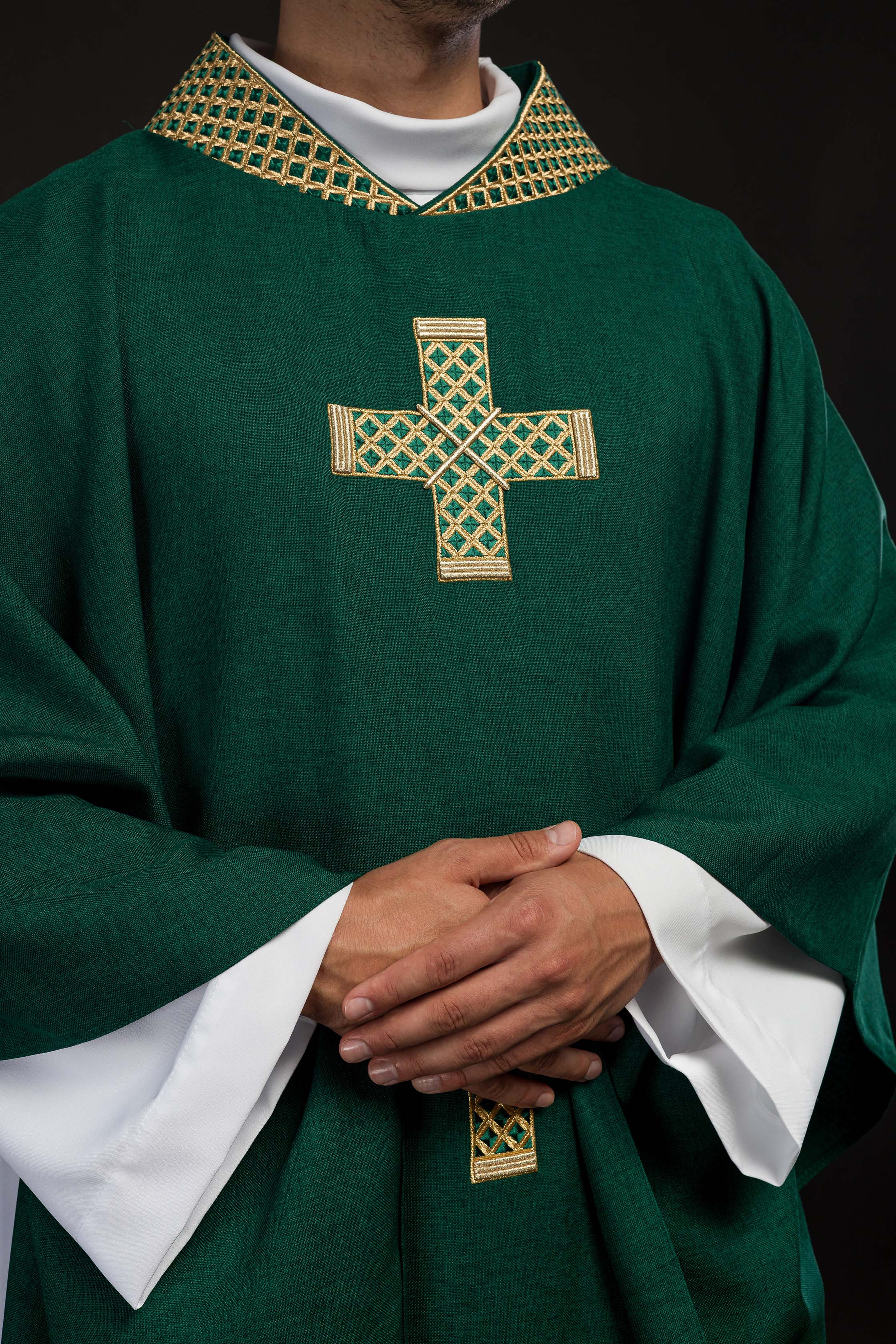 Casulla verde con cruces y cuello bordados en oro