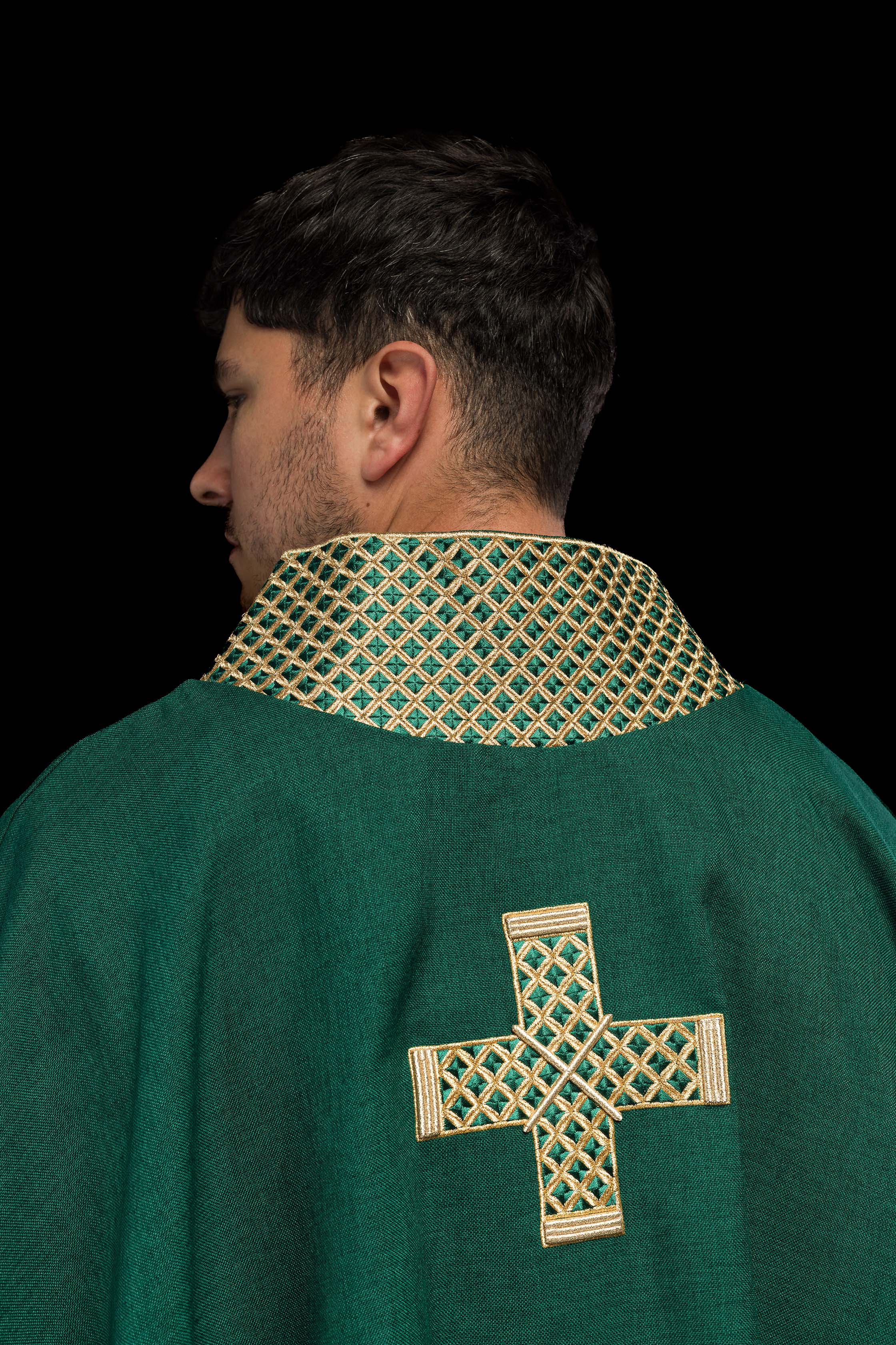 Casulla verde con cruces y cuello bordados en oro