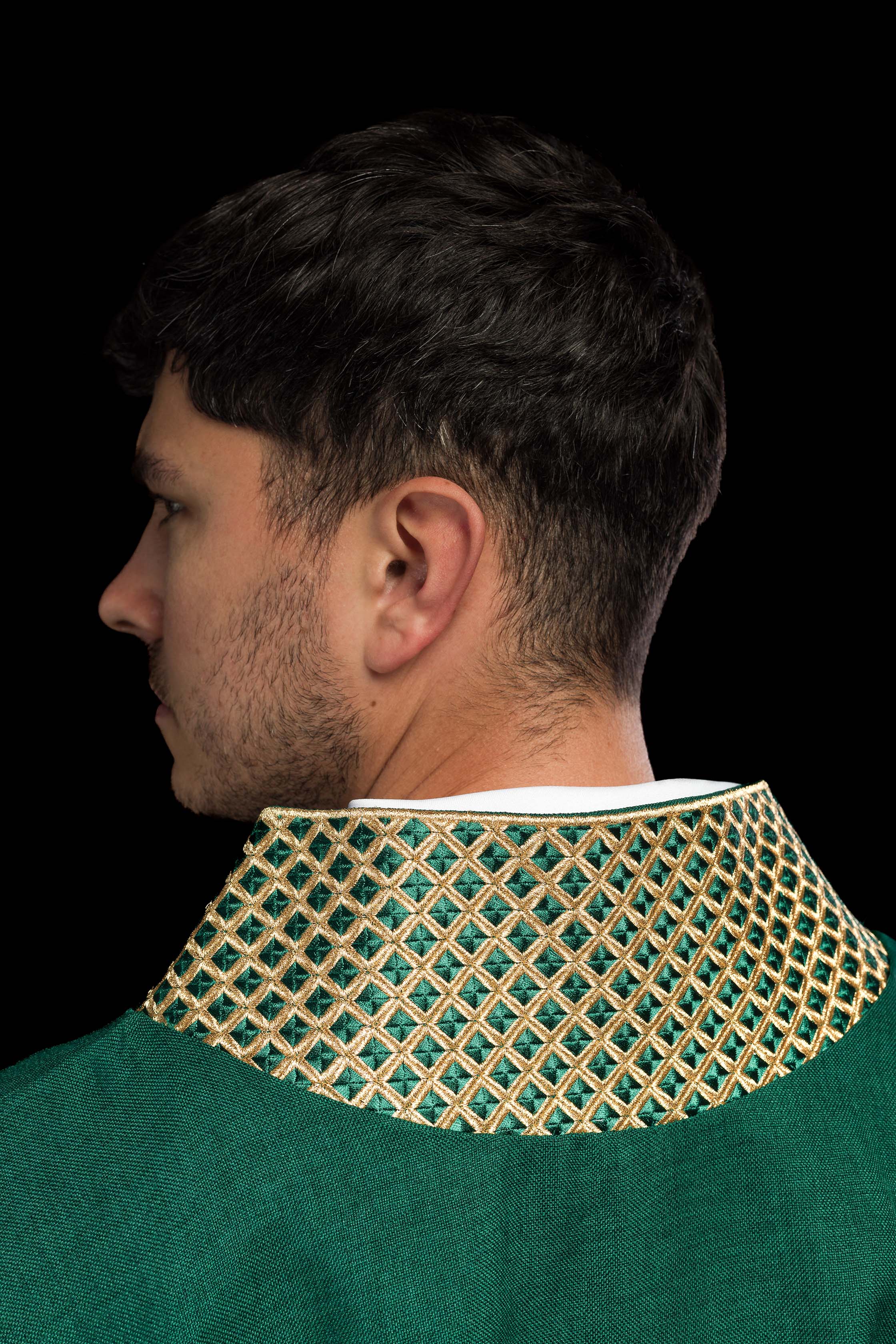 Casulla verde con cruces y cuello bordados en oro